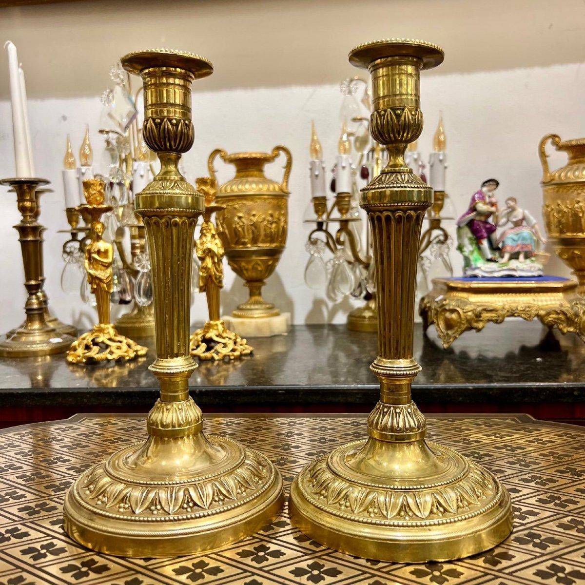Paar Kerzenständer aus vergoldeter Bronze aus der bourbonischen Restaurationszeit  im Angebot 1