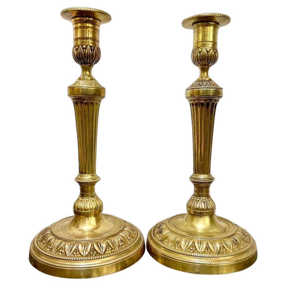 Paar Kerzenständer aus vergoldeter Bronze aus der bourbonischen Restaurationszeit  im Angebot