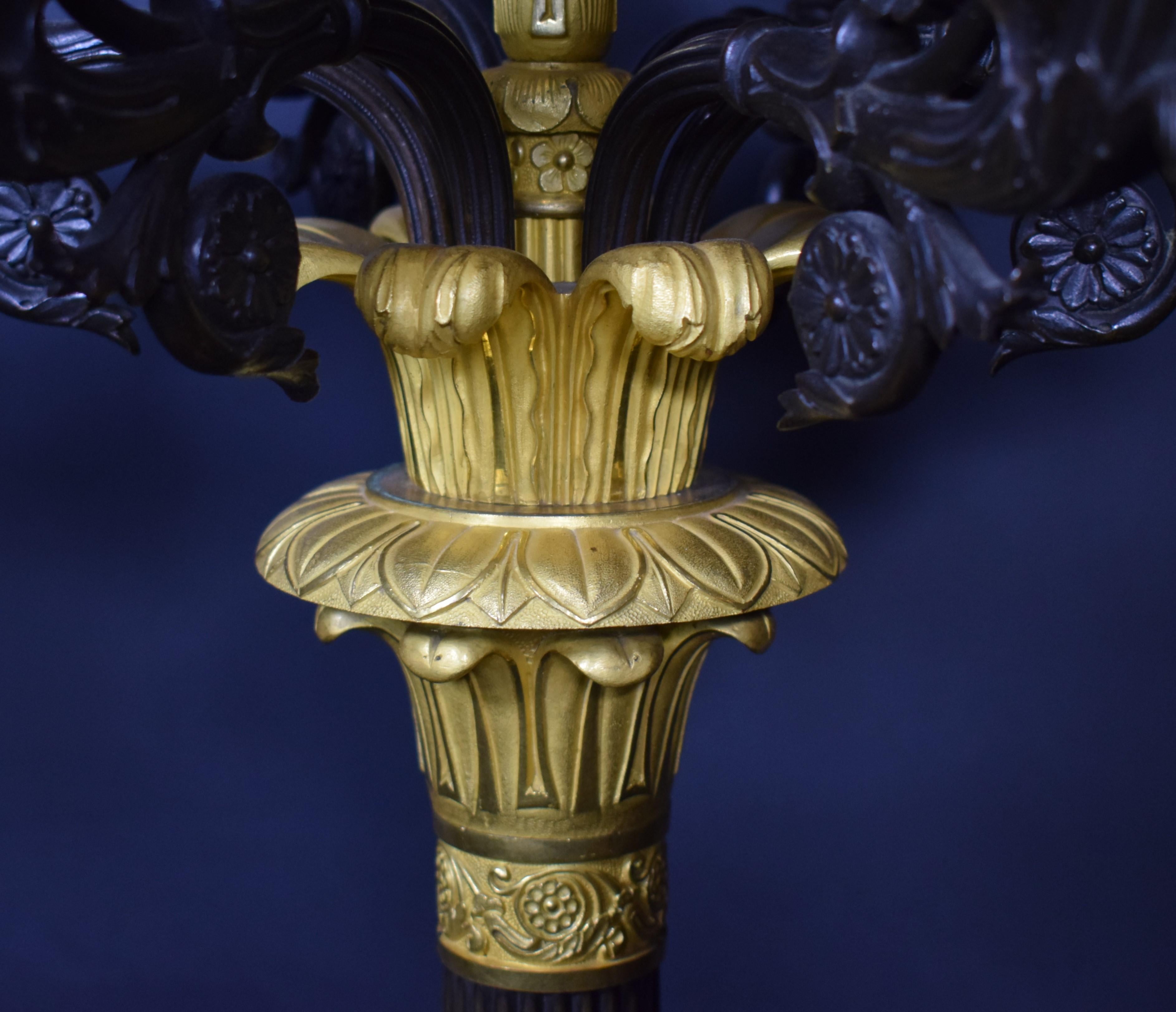Paar Kerzenständer aus vergoldeter Bronze auf Marmor (Vergoldet) im Angebot