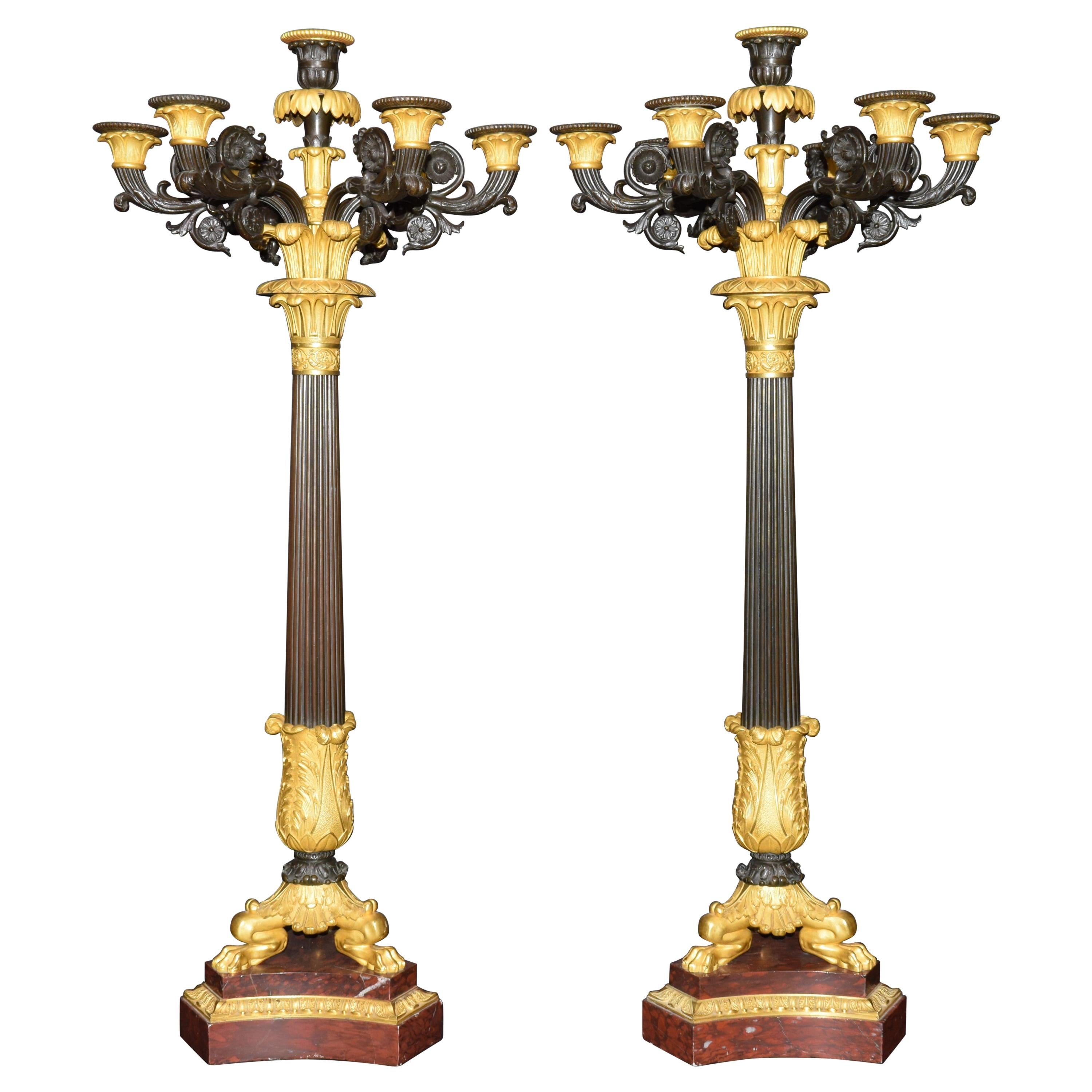 Paire de bougeoirs en bronze doré sur marbre en vente