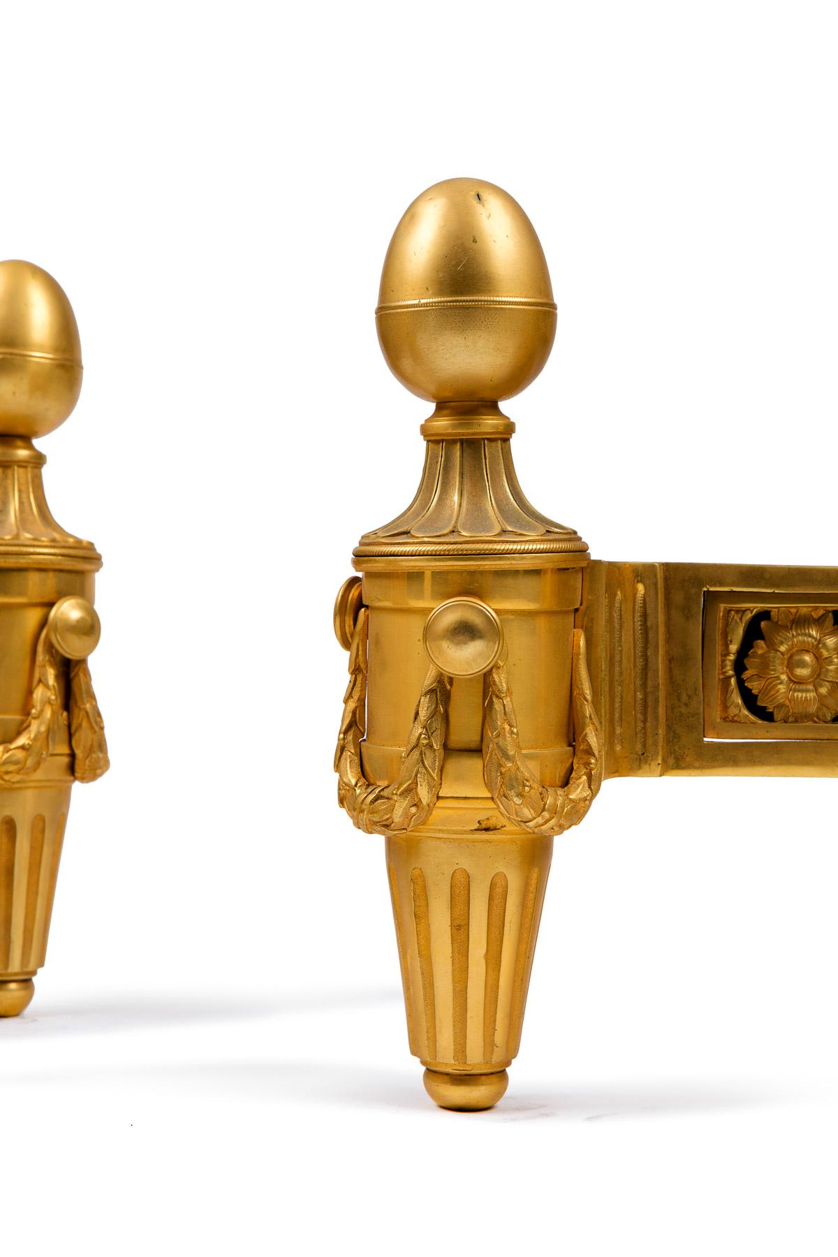 Ein sehr feines Paar Louis XVI französischer Chenet in vergoldeter Bronze von exquisiter Verarbeitung
mit einer prächtigen Vase auf der Spitze jedes Chenet verziert.
 