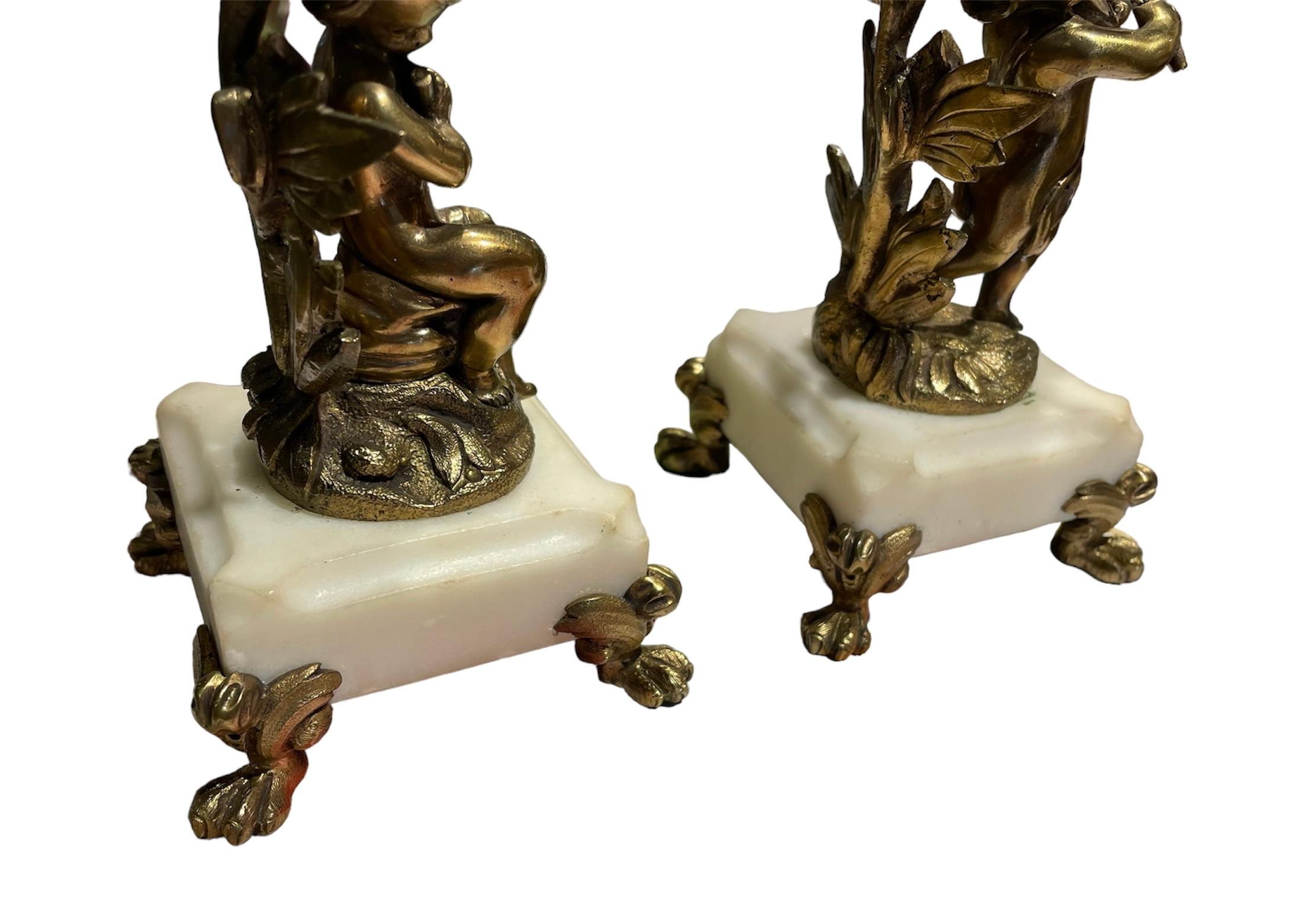 Paar Cherubs-Kerzenhalter aus vergoldeter Bronze im Angebot 4