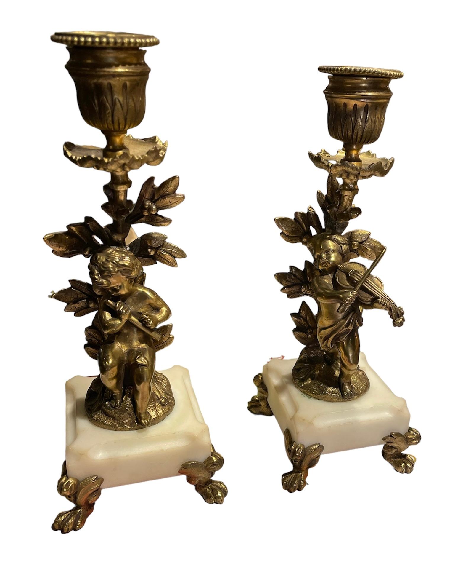 Paar Cherubs-Kerzenhalter aus vergoldeter Bronze im Angebot 5