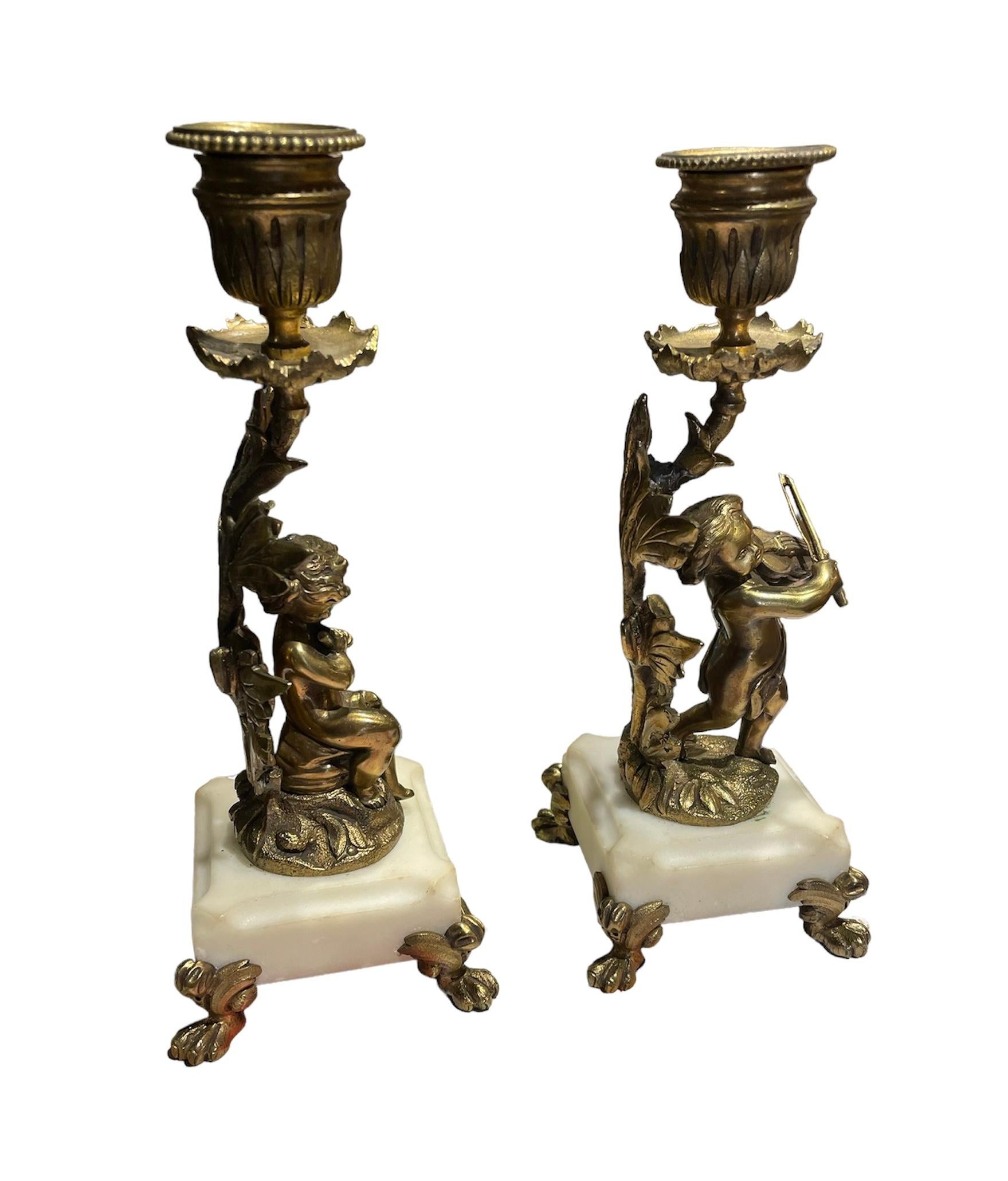 Paar Cherubs-Kerzenhalter aus vergoldeter Bronze im Angebot 6