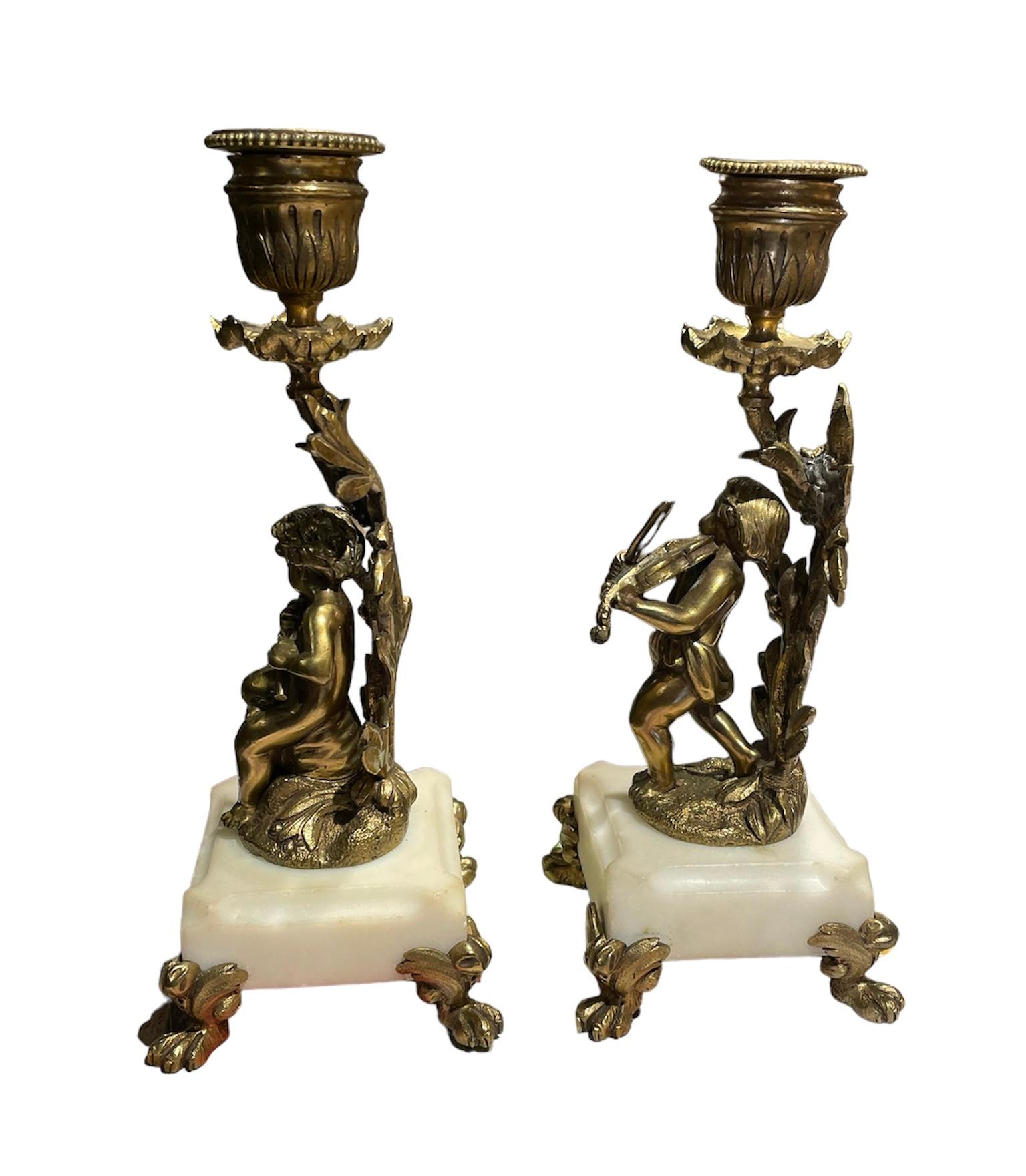 Paar Cherubs-Kerzenhalter aus vergoldeter Bronze im Angebot 1