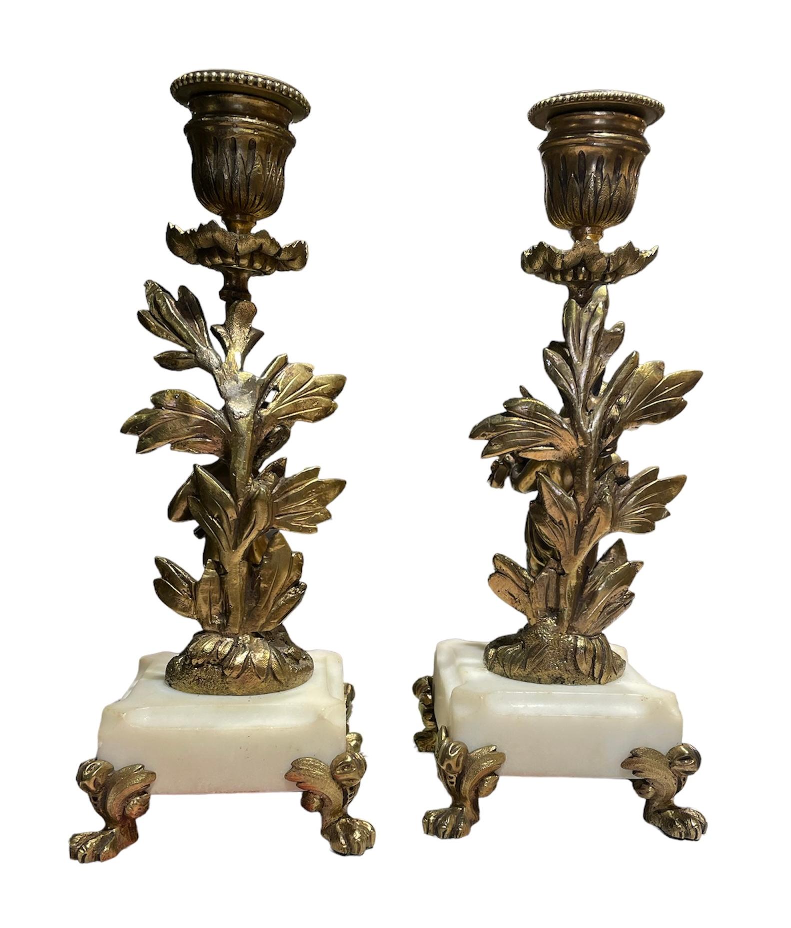 Paar Cherubs-Kerzenhalter aus vergoldeter Bronze im Angebot 2