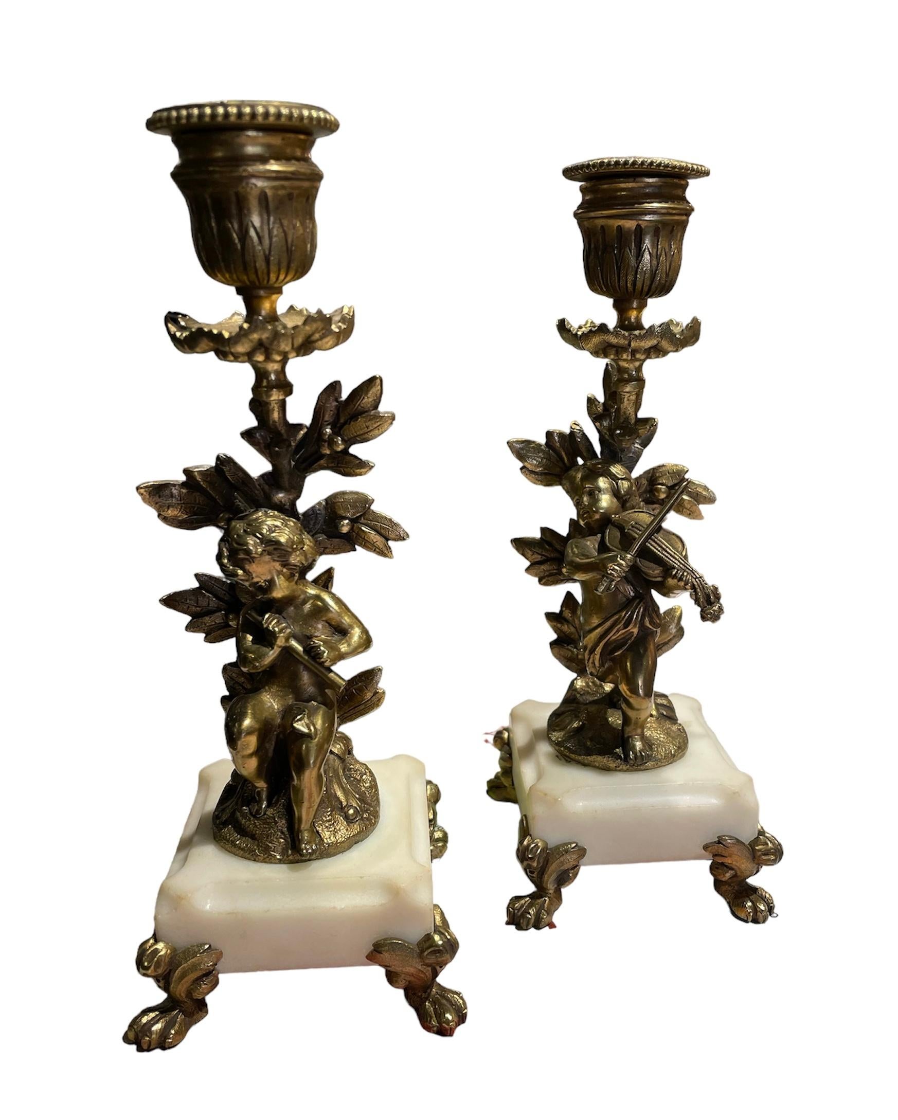 Paar Cherubs-Kerzenhalter aus vergoldeter Bronze im Angebot 3