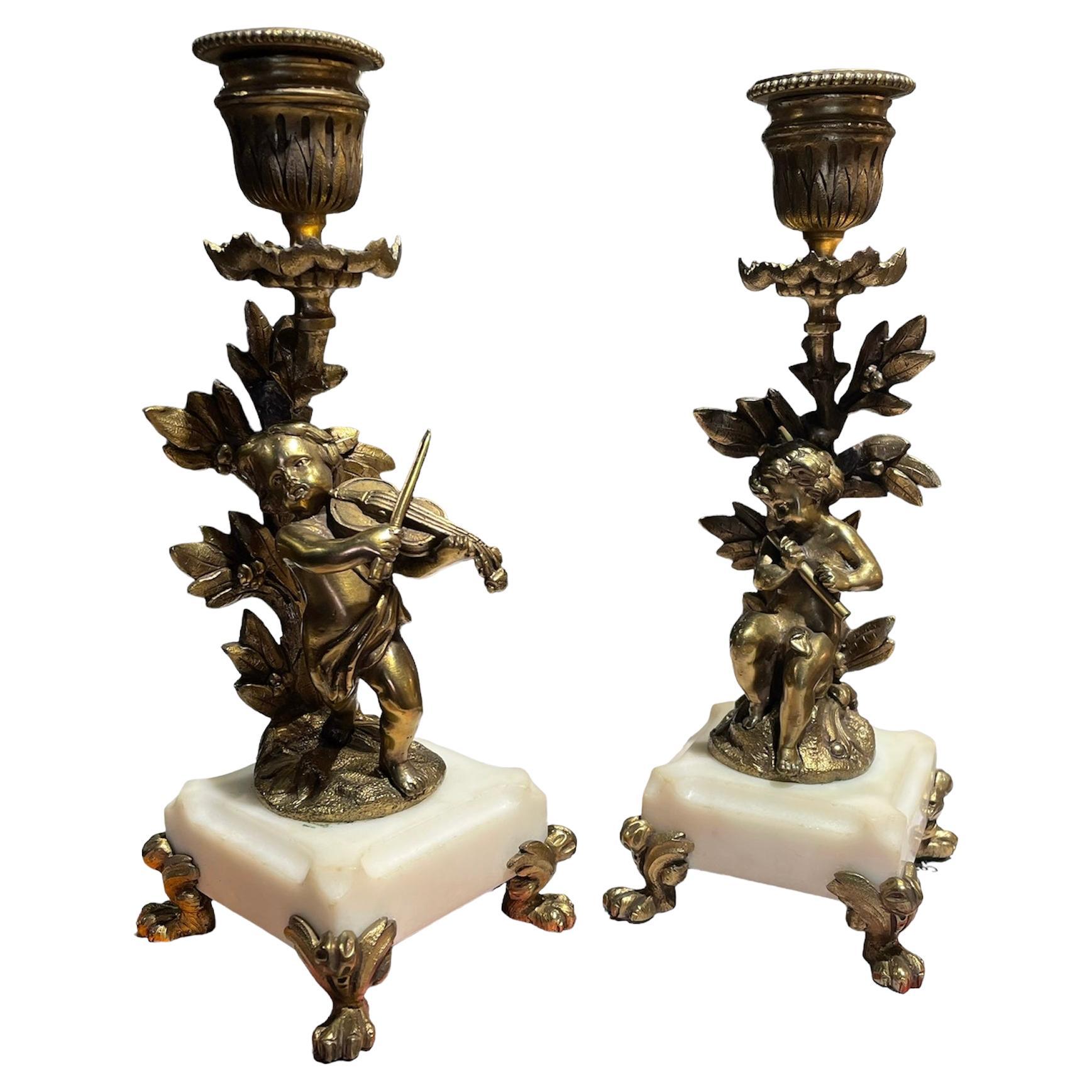 Paar Cherubs-Kerzenhalter aus vergoldeter Bronze im Angebot