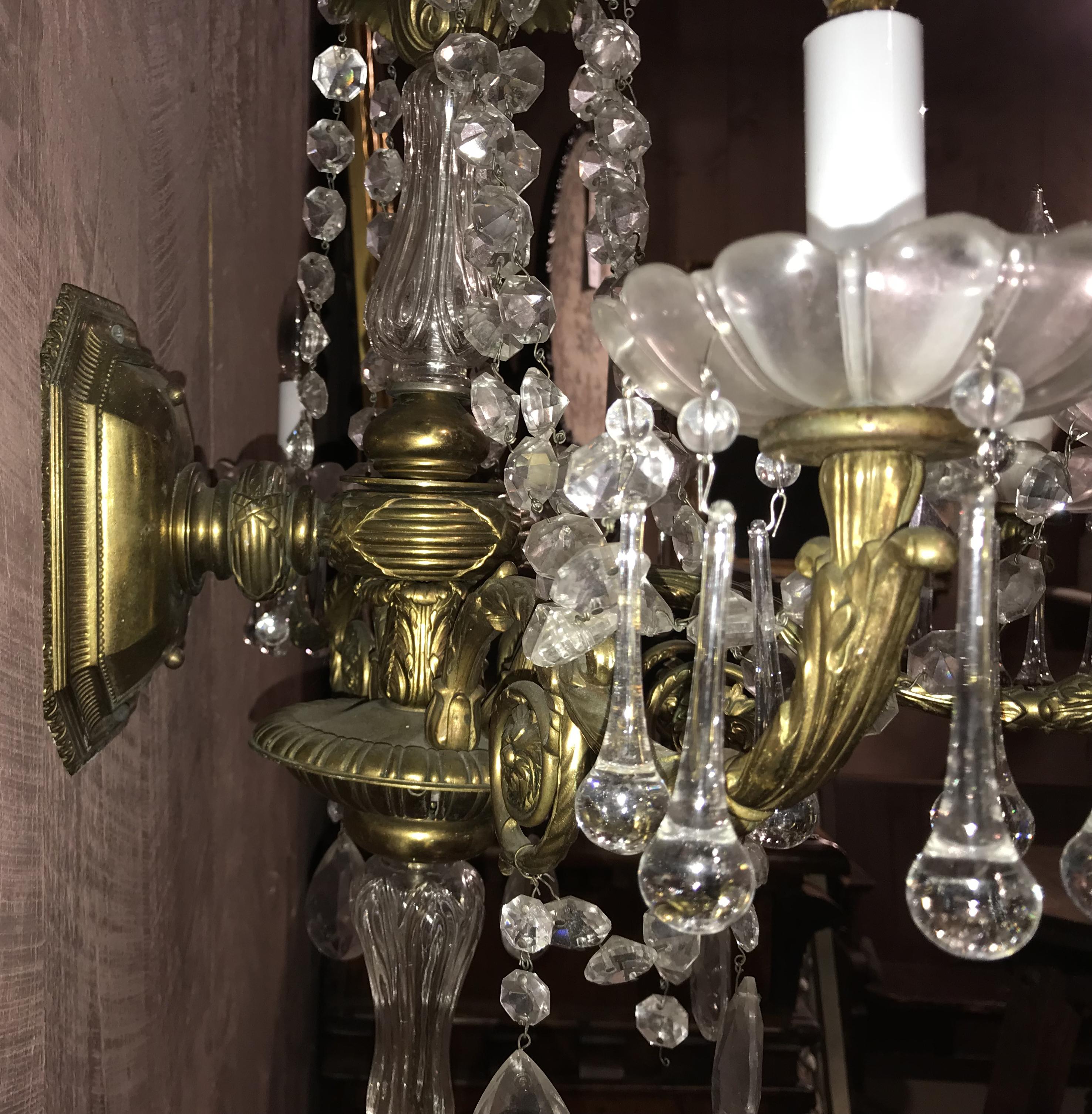 20ième siècle Paire d'appliques à cinq lumières en bronze doré et cristal Palace en vente