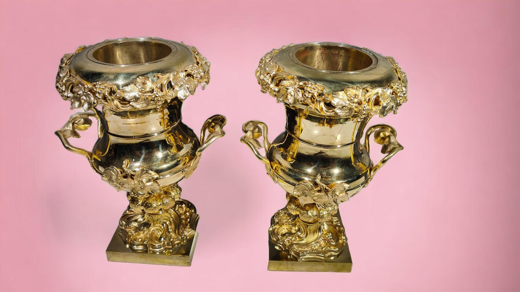 Paar vergoldete Bronzebecher aus dem 19. Jahrhundert
Großes Paar vergoldeter Bronzebecher aus dem 19. Jahrhundert. Guter Zustand. Abmessungen: 40x28x20 cm