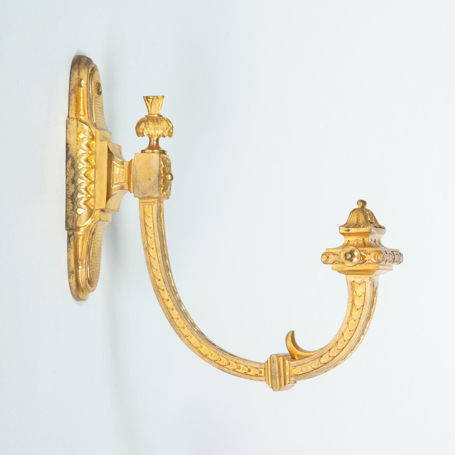 A pair of chiselled gilt bronze French curtain tie backs.

Weight: 2.2 kg.