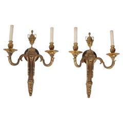 Zwei vergoldete Bronze-Doppelarm-Wandleuchter im Louis-XVI.-Stil