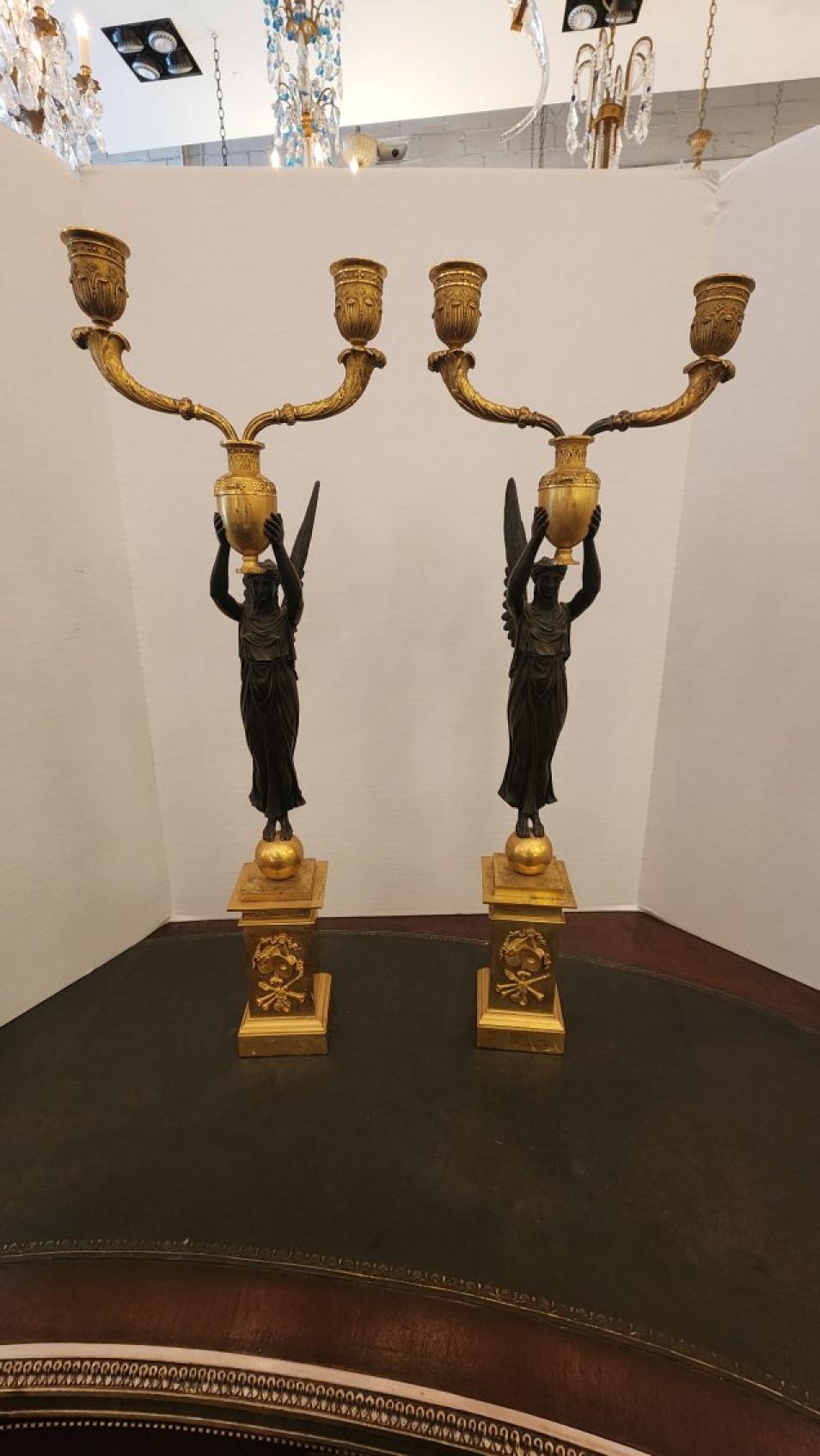 Pareja de candelabros de bronce dorado estilo Imperio en venta 4