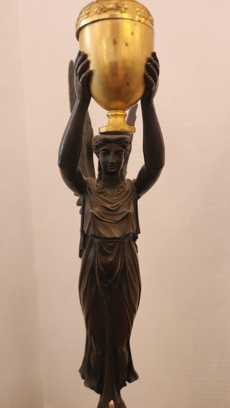 Pareja de candelabros de luz de bronce dorado de estilo Imperio, patinados. Bronce con acabado dorado, bronce dorado, también conocido como ormolu, es un término que describe un objeto de arte decorativo de los siglos XVIII y XIX que tenía un