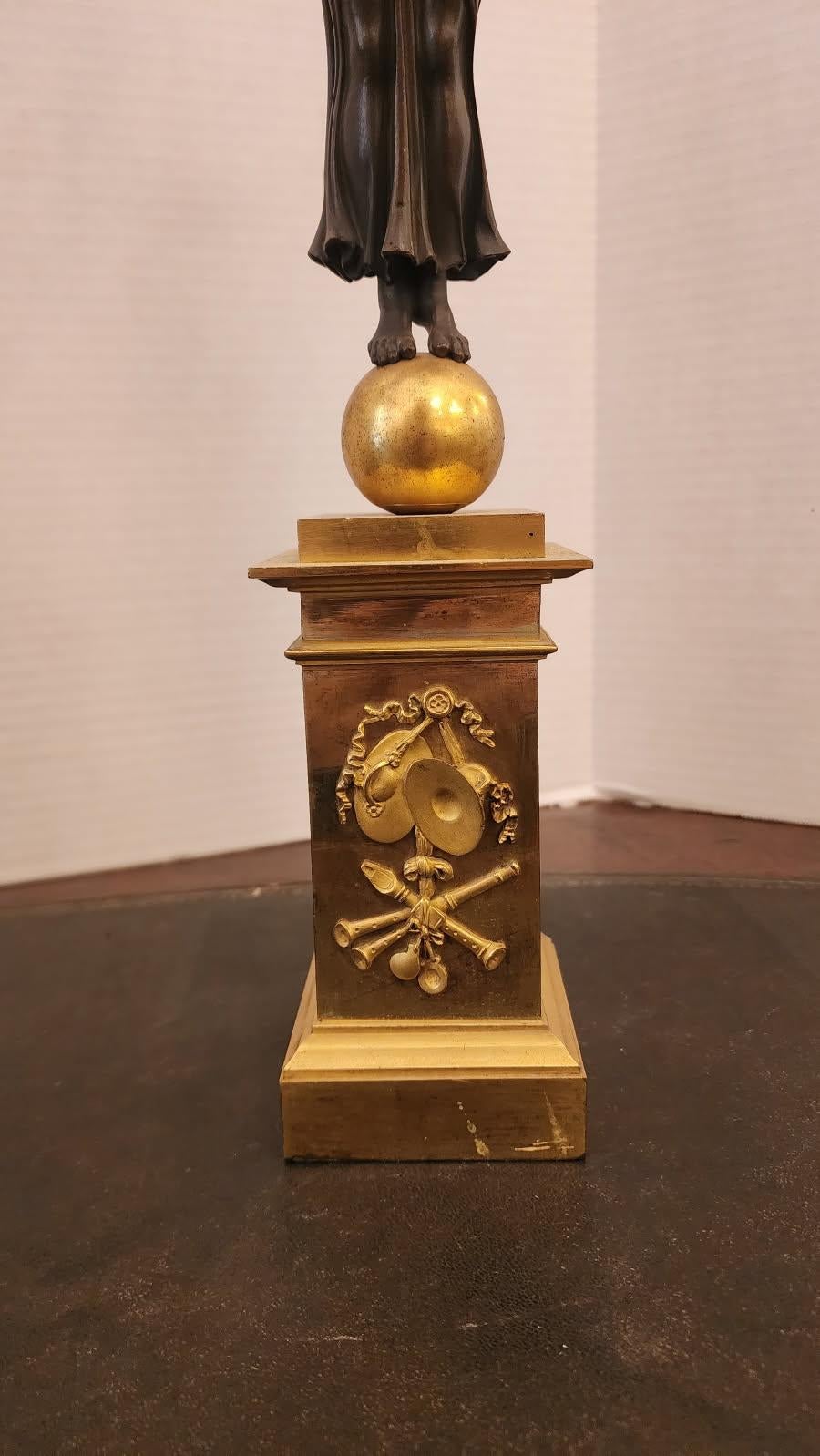 Pareja de candelabros de bronce dorado estilo Imperio Dorado en venta