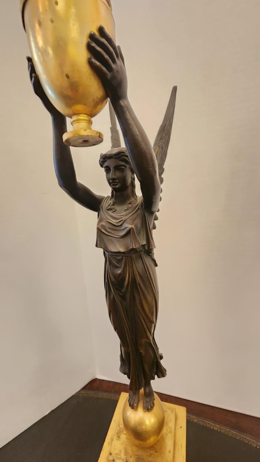 Pareja de candelabros de bronce dorado estilo Imperio en Excelente estado para la venta en Dallas, TX
