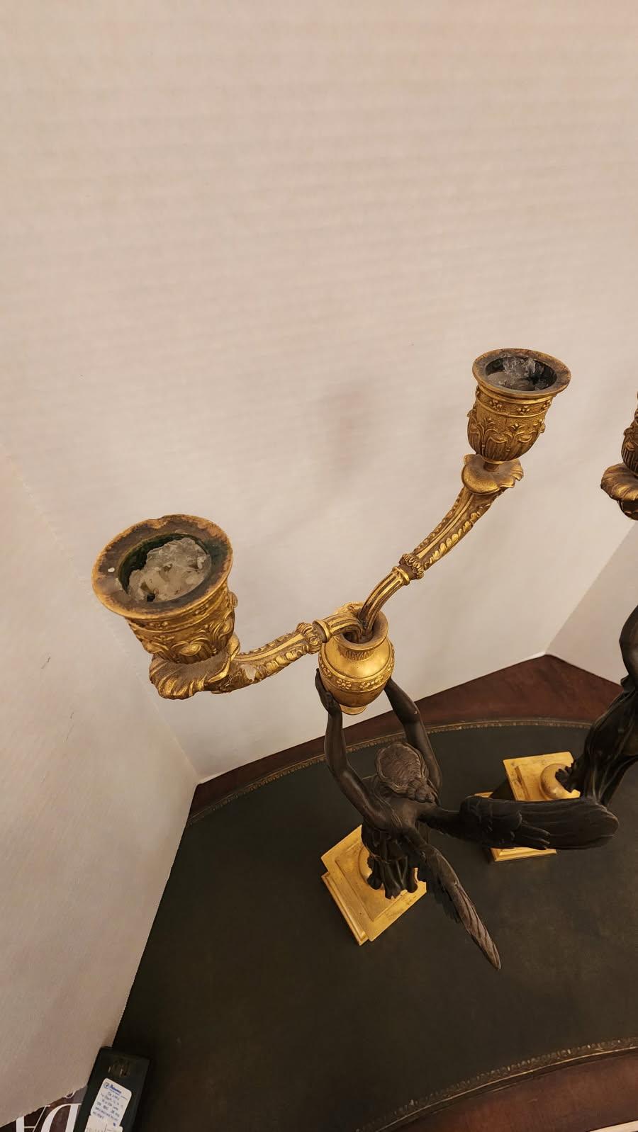 Pareja de candelabros de bronce dorado estilo Imperio siglo XIX en venta