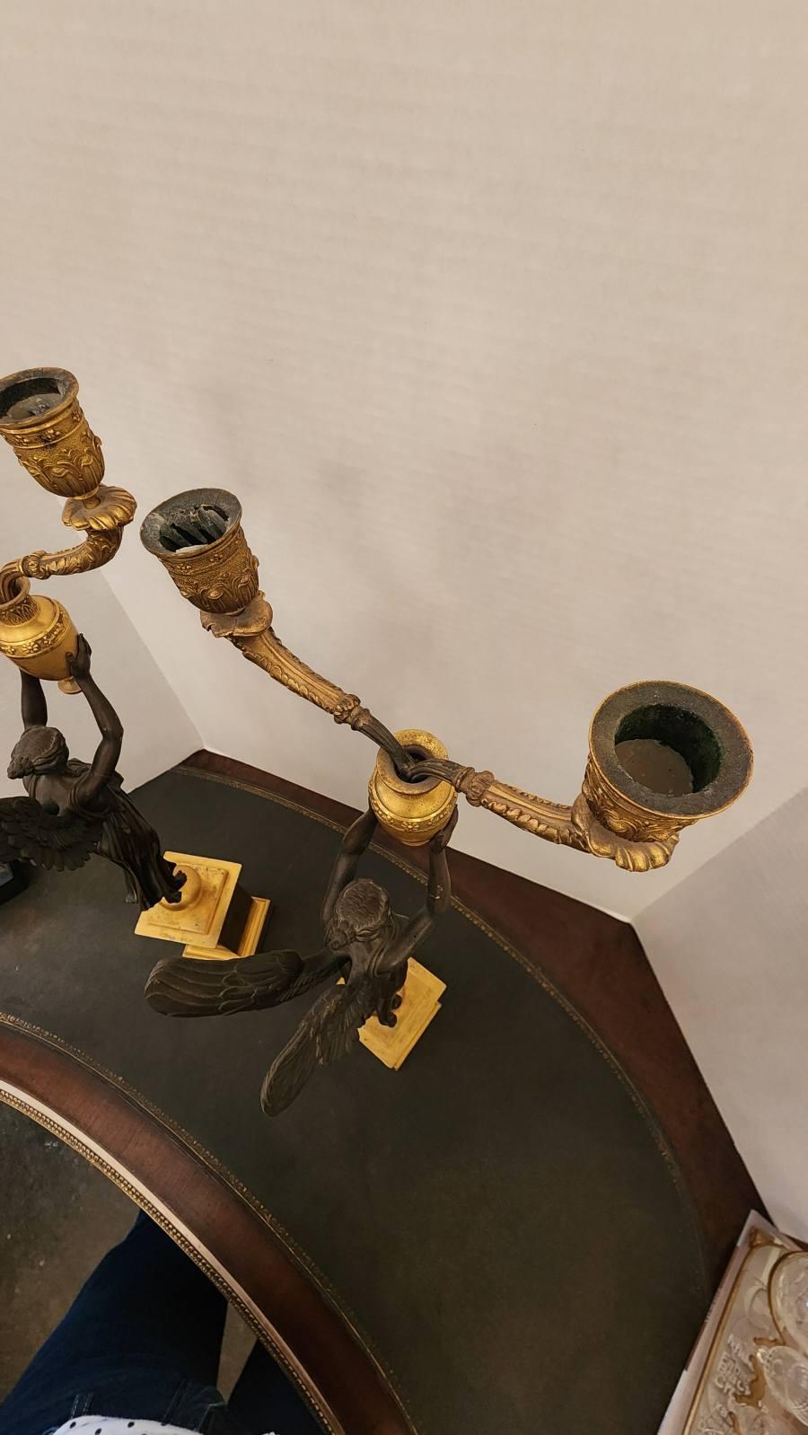 Pareja de candelabros de bronce dorado estilo Imperio Bronce en venta