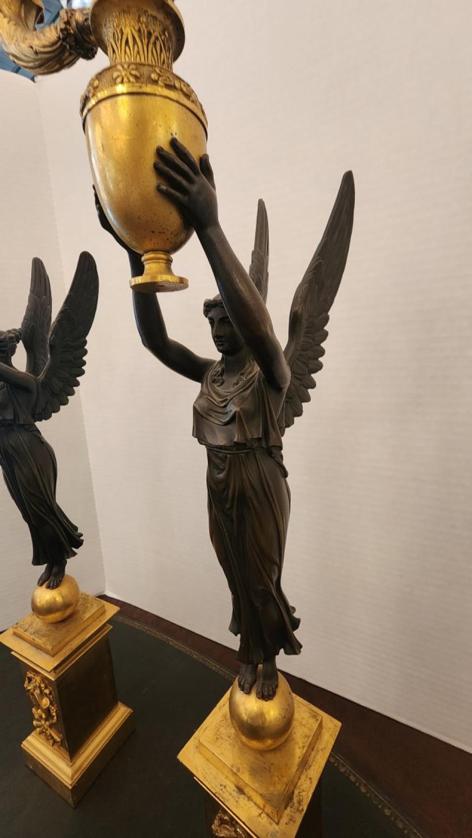 Pareja de candelabros de bronce dorado estilo Imperio en venta 1
