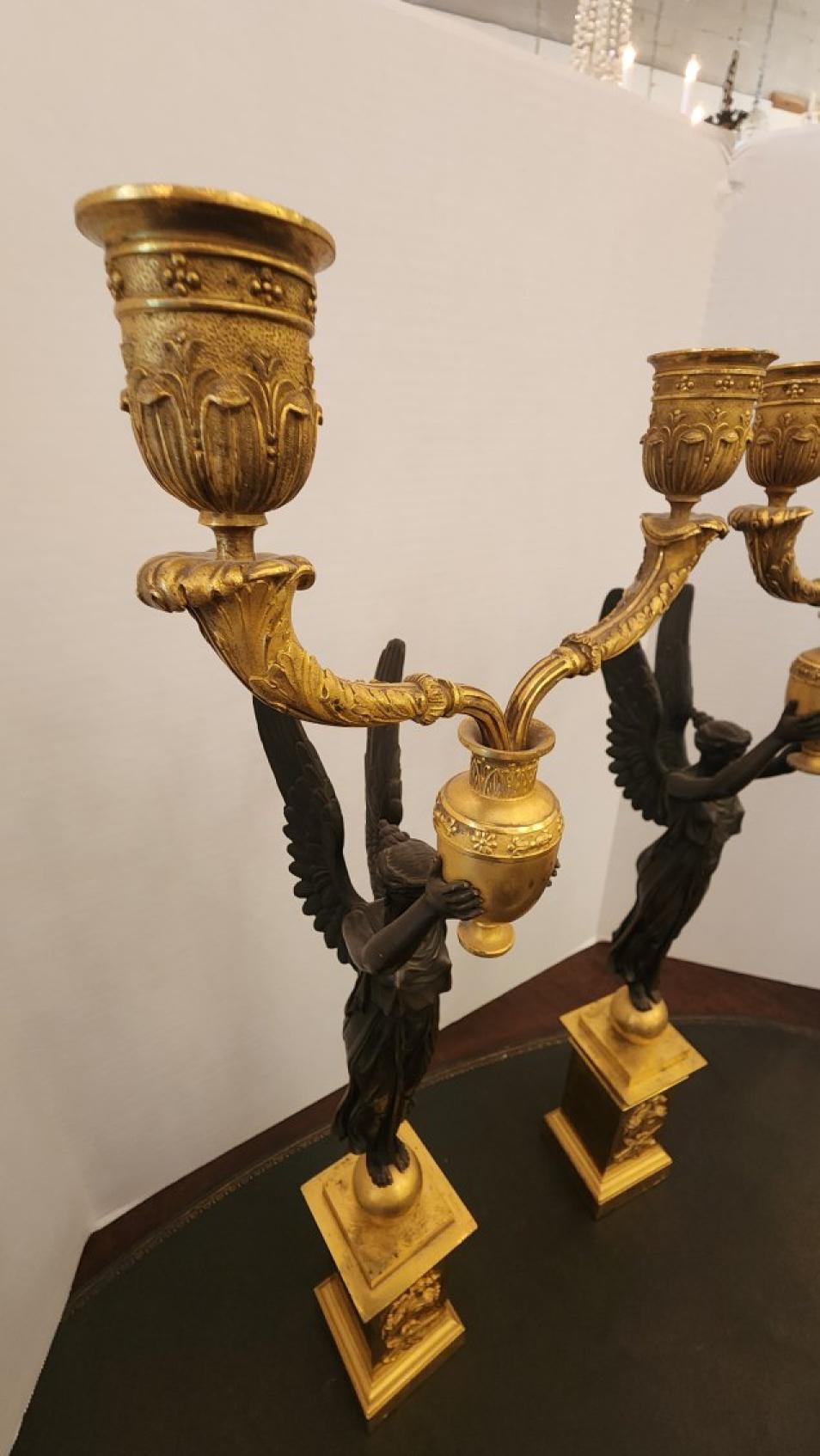 Pareja de candelabros de bronce dorado estilo Imperio en venta 2