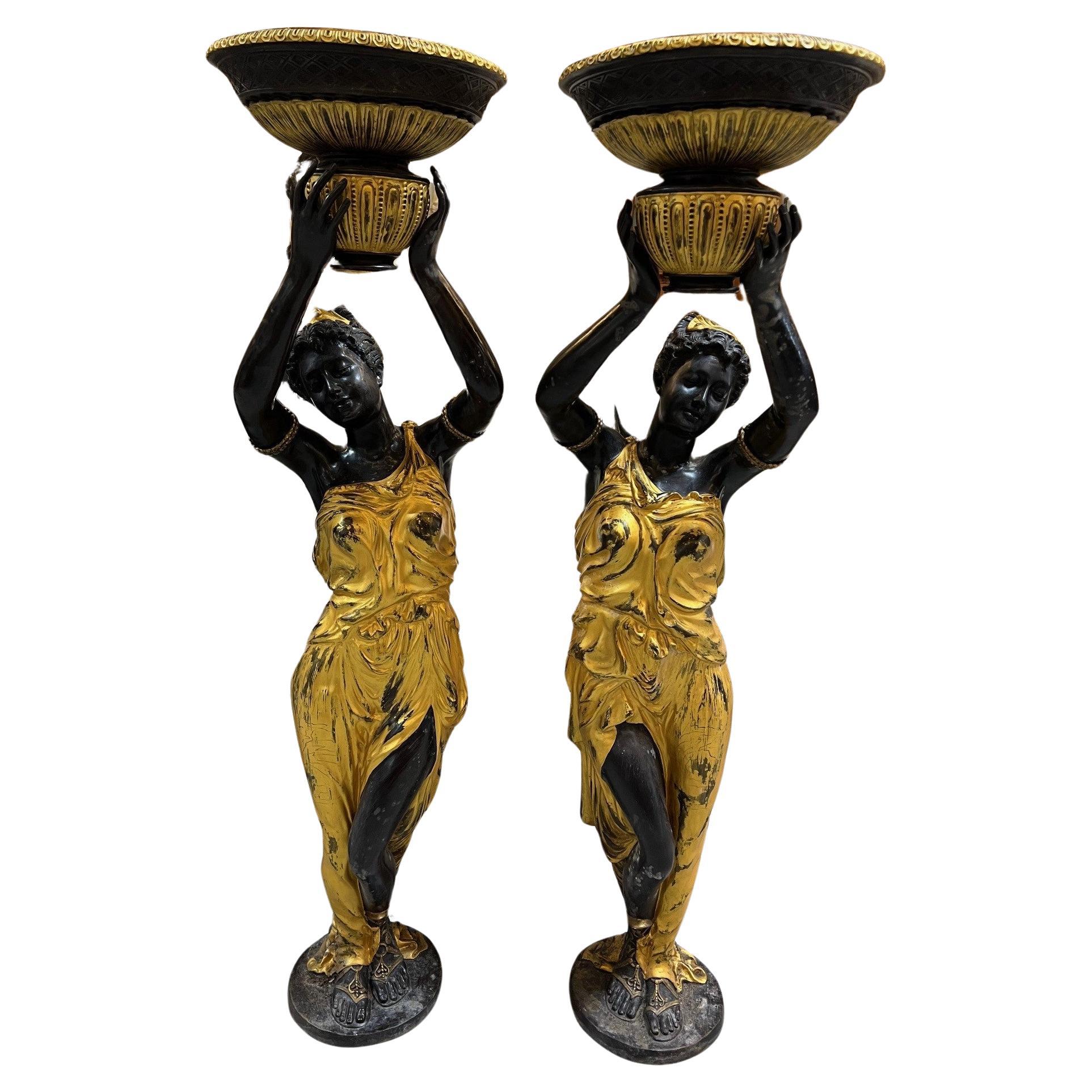 Paire de jardinières de statues féminines en bronze doré 