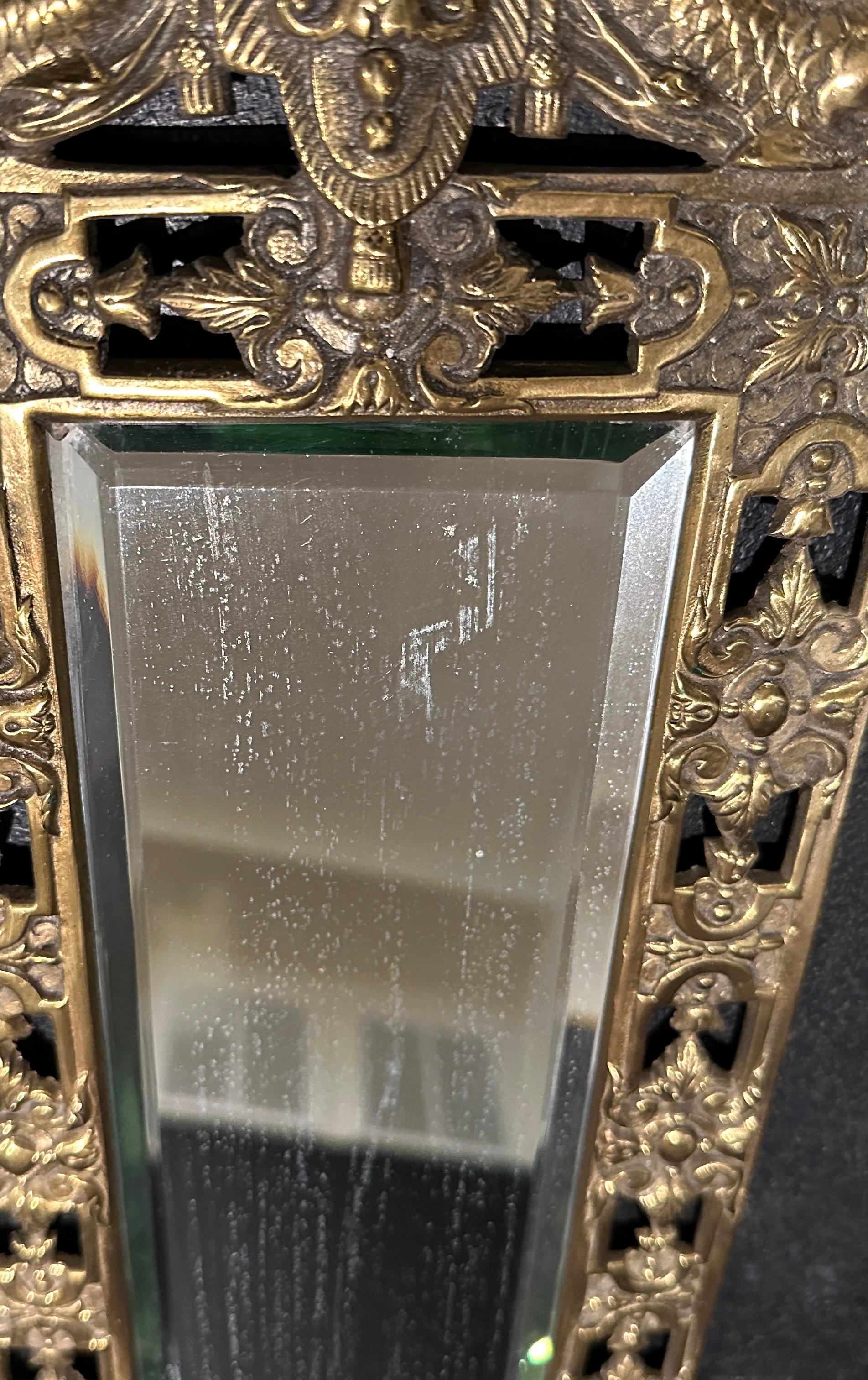 Anglais Paire de miroirs en bronze doré avec dauphins et urne en vente