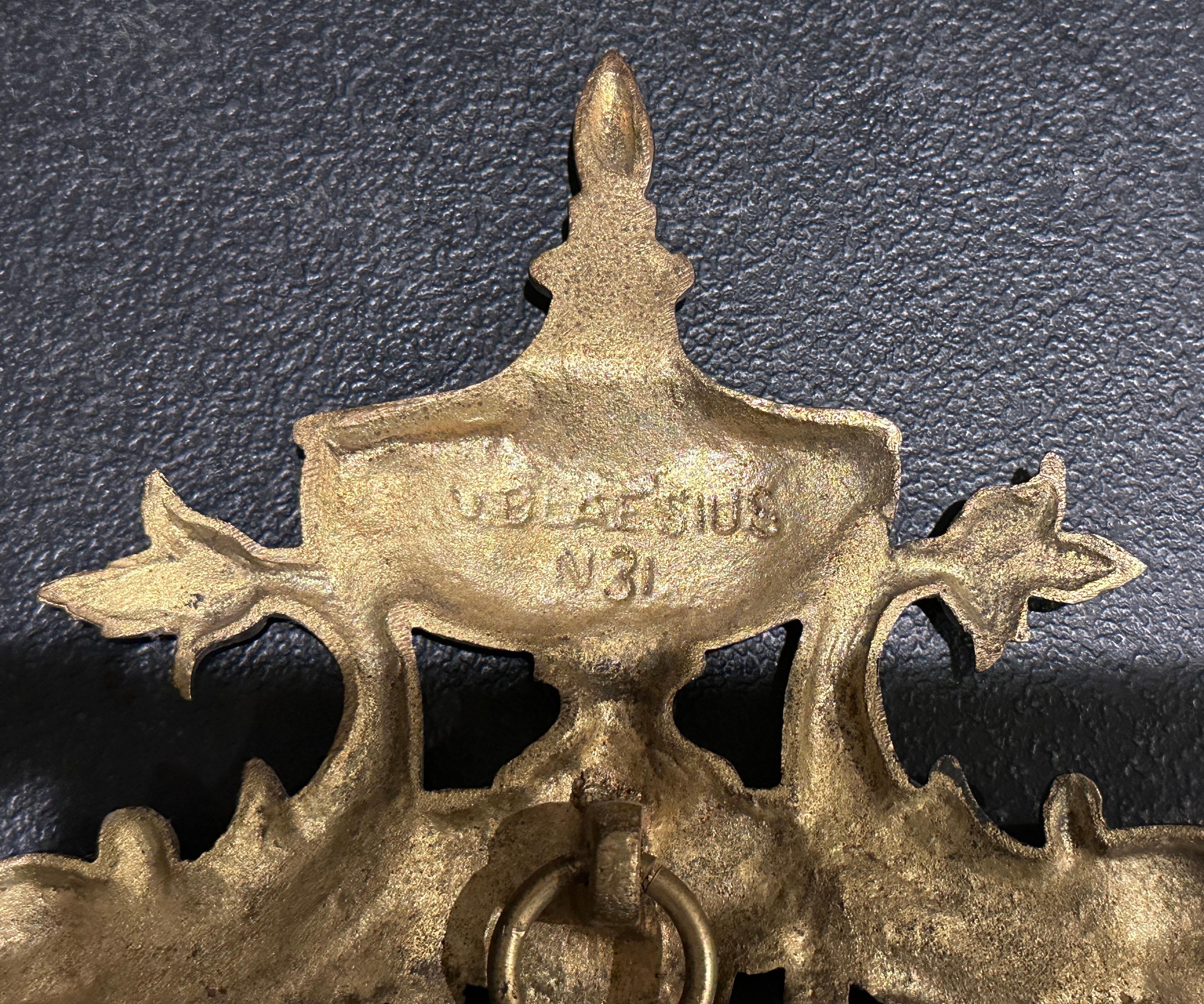 Paire de miroirs en bronze doré avec dauphins et urne en vente 1