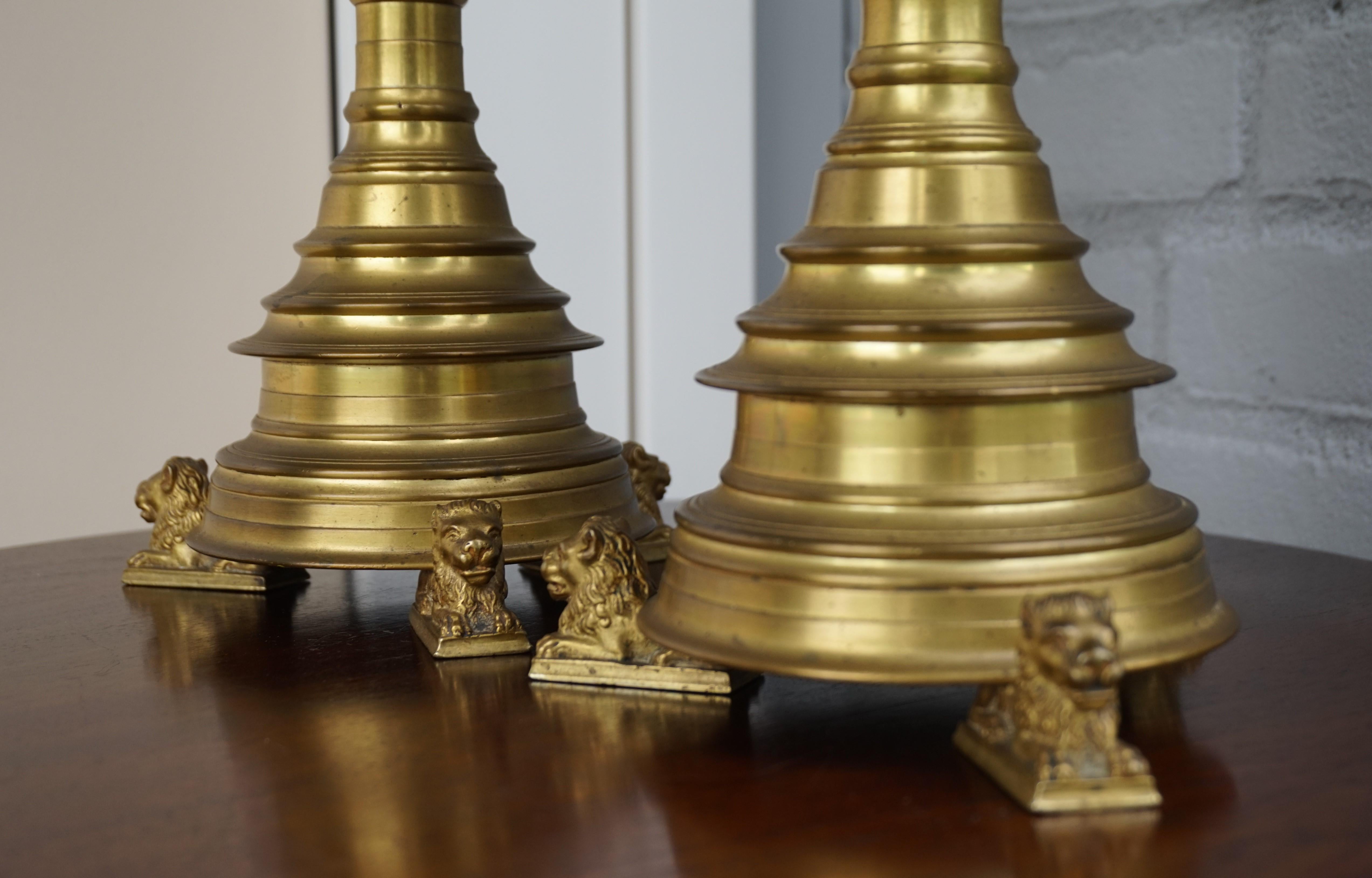 Paar vergoldete Bronze-Kerzenständer im gotischen Stil, neugotisches Revival, Altar, Pricket, w. Löwen-Skulpturen im Angebot 10
