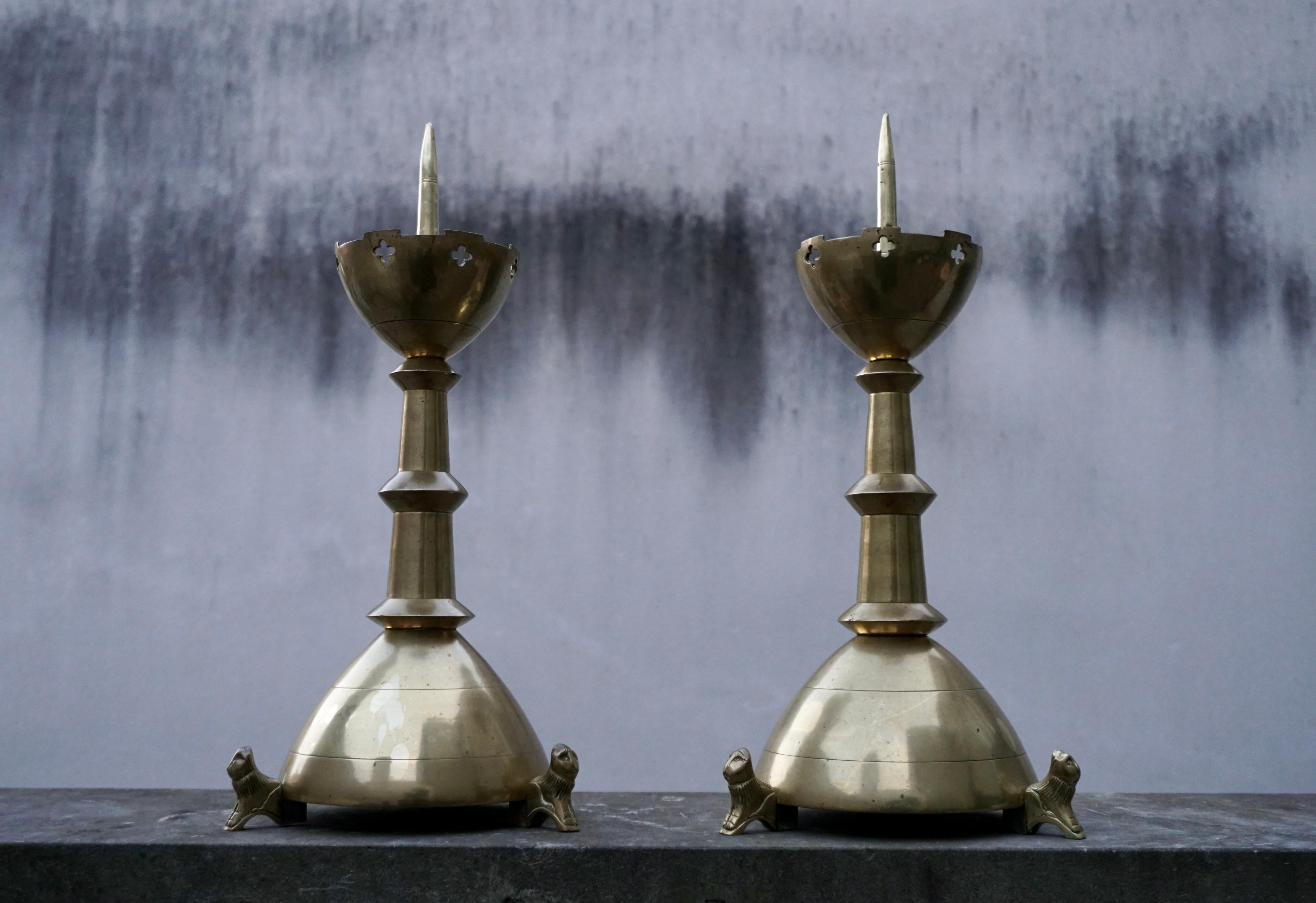 Paar vergoldete Bronze-Kerzenständer im gotischen Stil, neugotisches Revival, Altar, Pricket, w. Löwen-Skulpturen (Belgisch) im Angebot