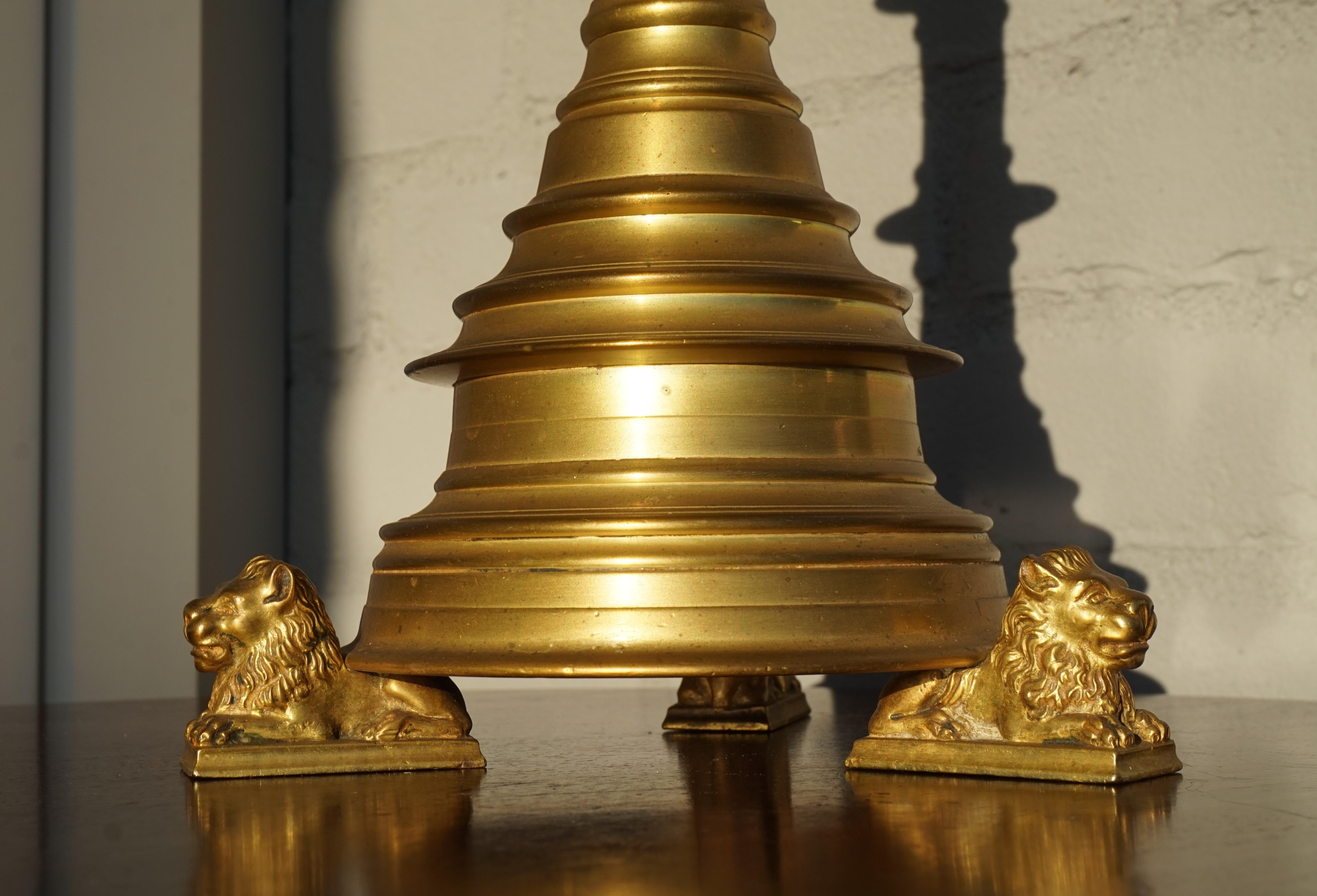 Paar vergoldete Bronze-Kerzenständer im gotischen Stil, neugotisches Revival, Altar, Pricket, w. Löwen-Skulpturen (Europäisch) im Angebot