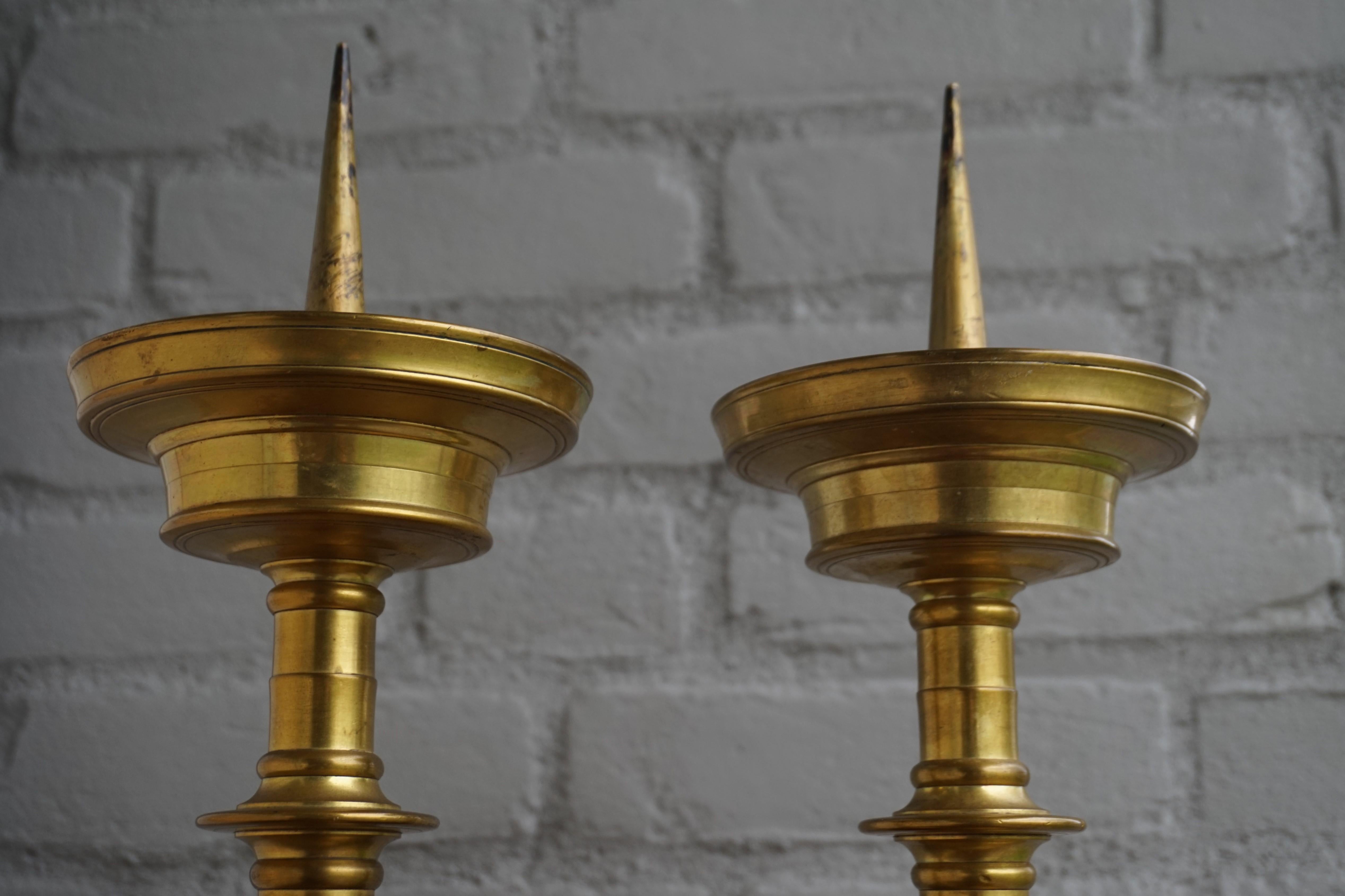 Paar vergoldete Bronze-Kerzenständer im gotischen Stil, neugotisches Revival, Altar, Pricket, w. Löwen-Skulpturen im Zustand „Hervorragend“ im Angebot in Lisse, NL