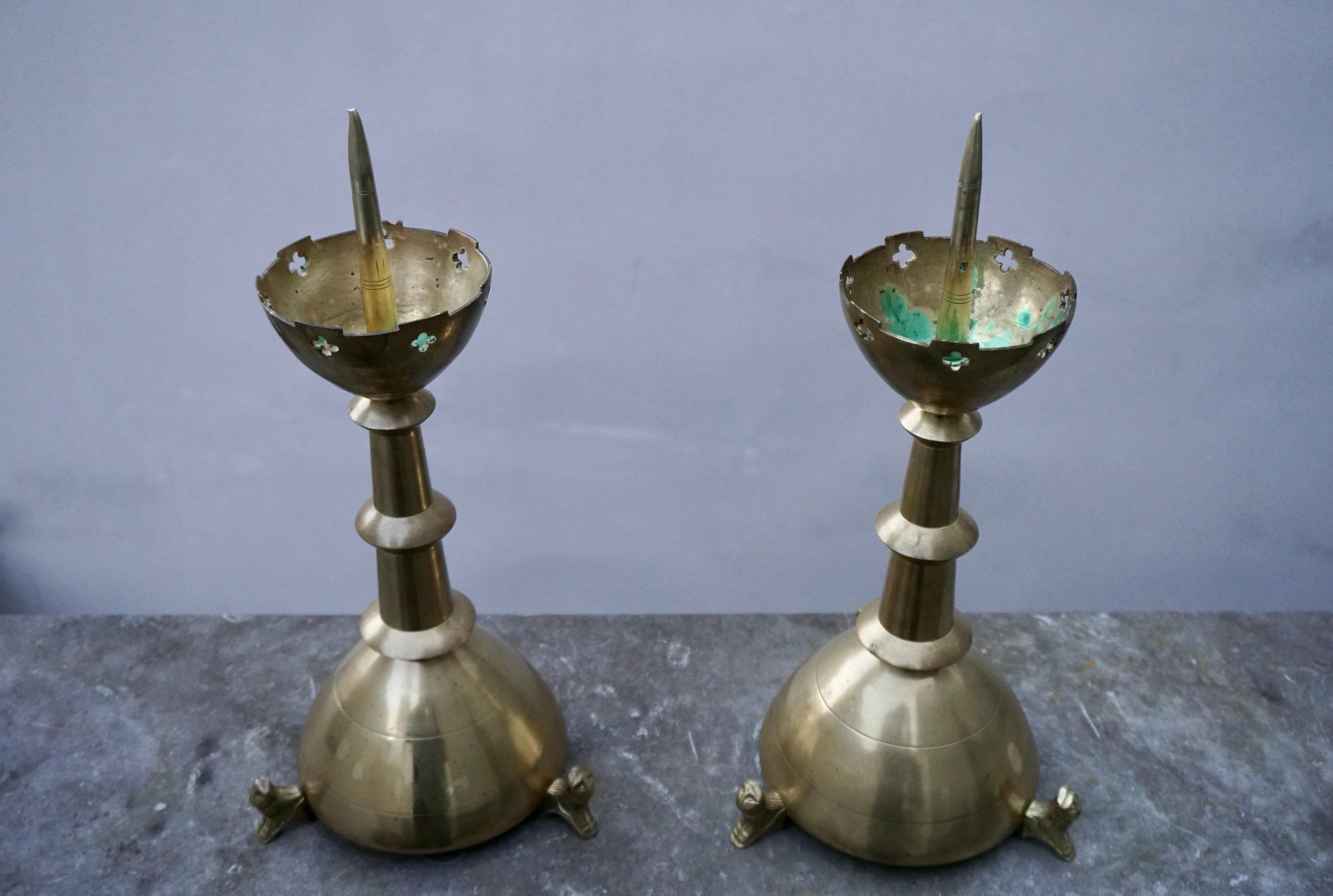 XIX secolo Coppia di candelabri da altare in bronzo dorato in stile gotico-revival, con un'ottima resa estetica. Sculture di leoni in vendita