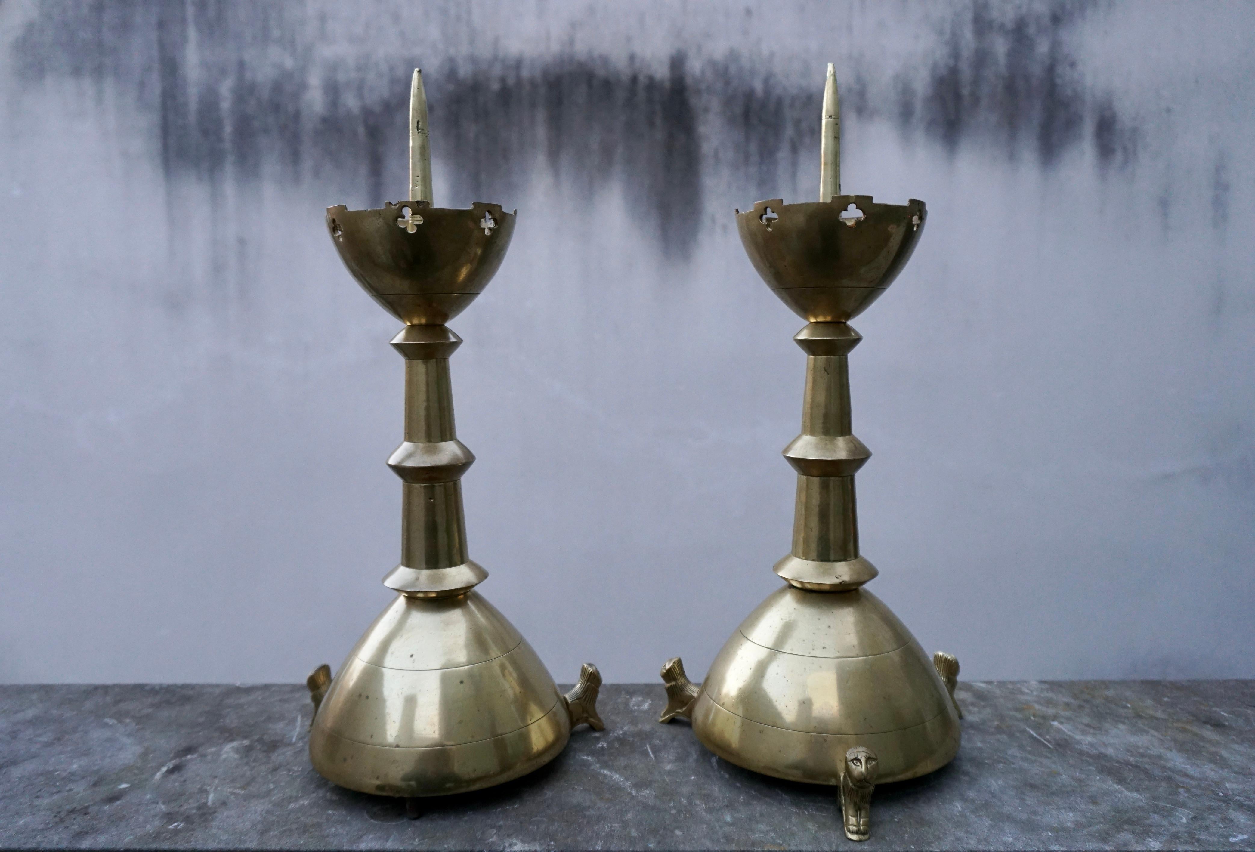 Paar vergoldete Bronze-Kerzenständer im gotischen Stil, neugotisches Revival, Altar, Pricket, w. Löwen-Skulpturen im Angebot 1