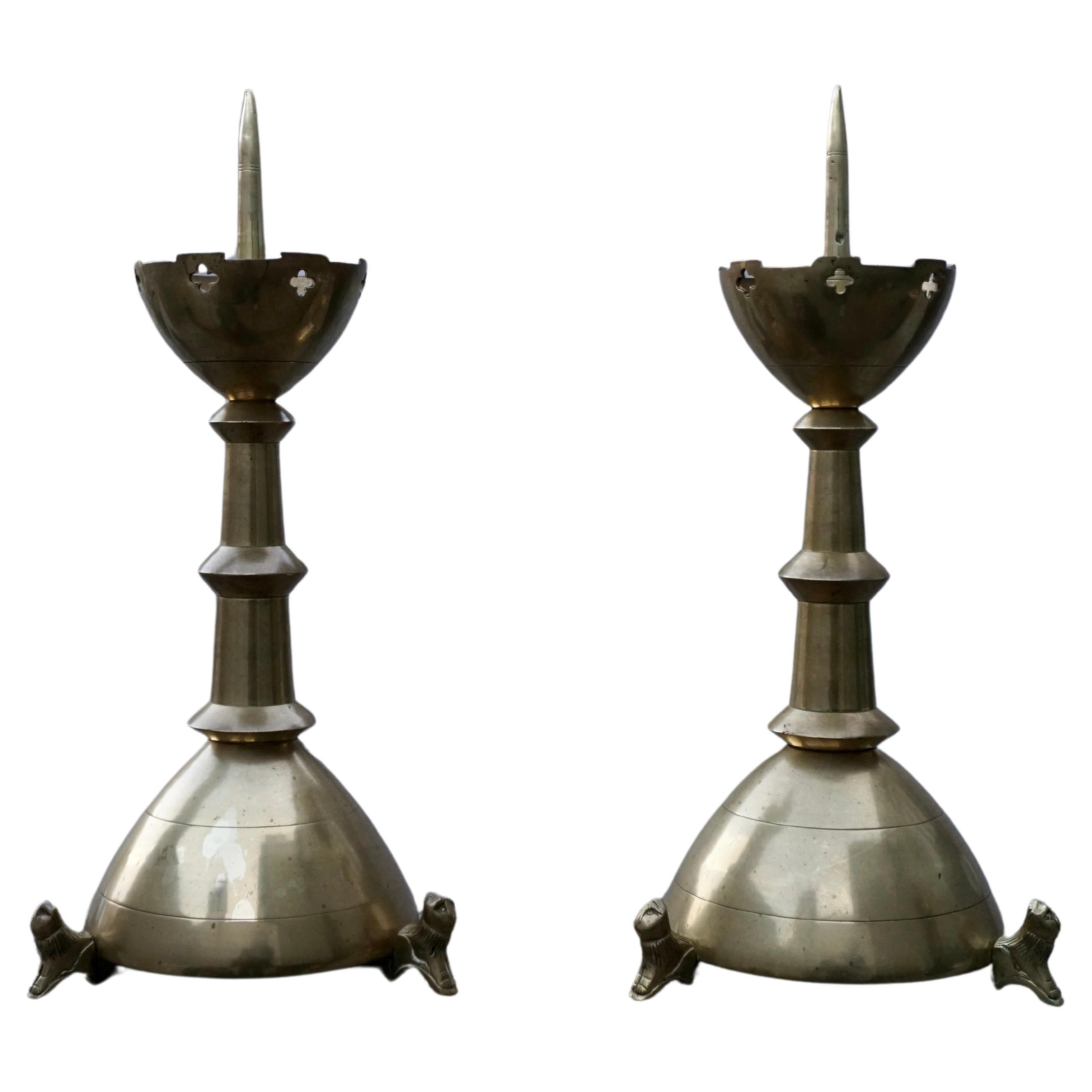 Paar vergoldete Bronze-Kerzenständer im gotischen Stil, neugotisches Revival, Altar, Pricket, w. Löwen-Skulpturen