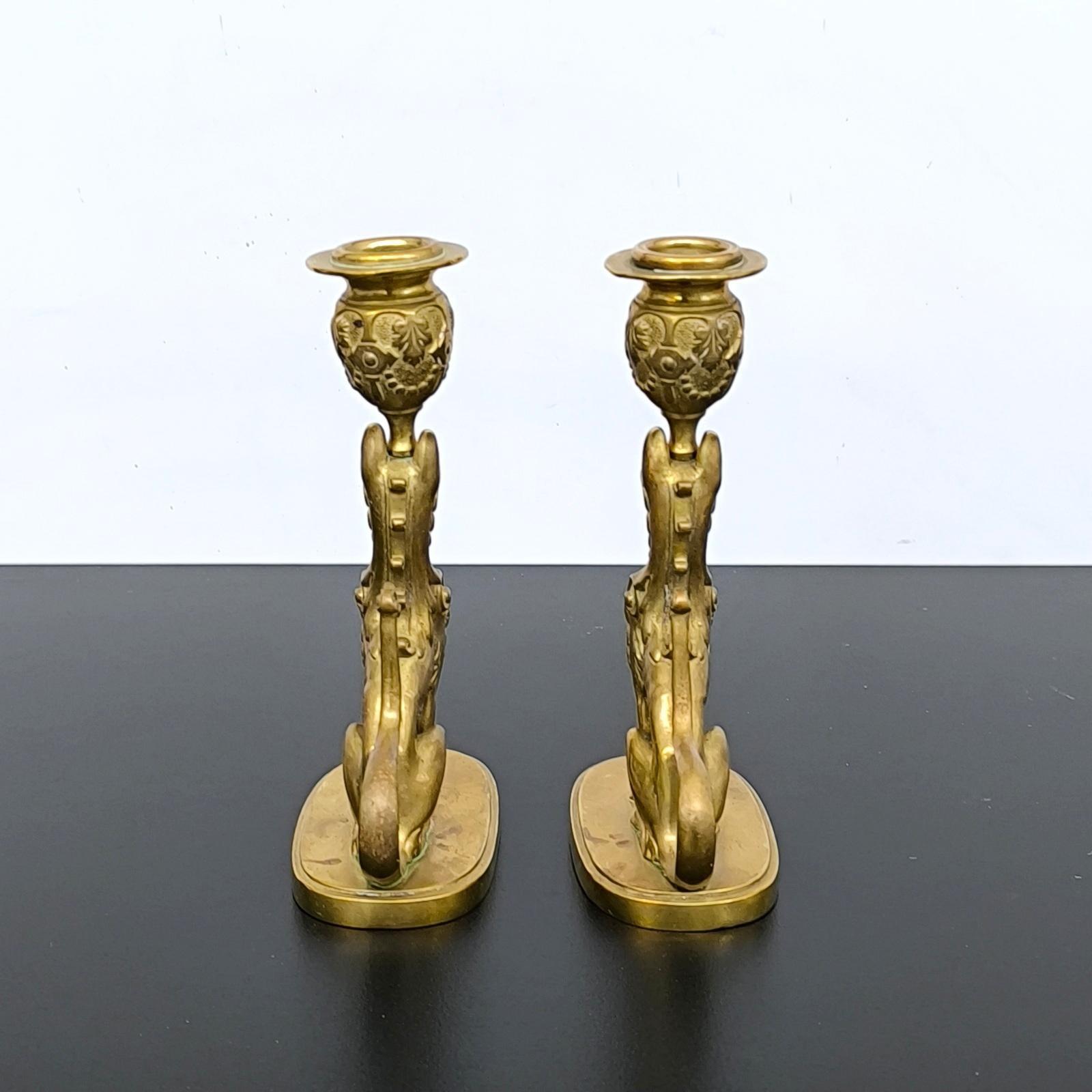 Doré Paire de bougeoirs griffon en bronze doré de style gothique en vente