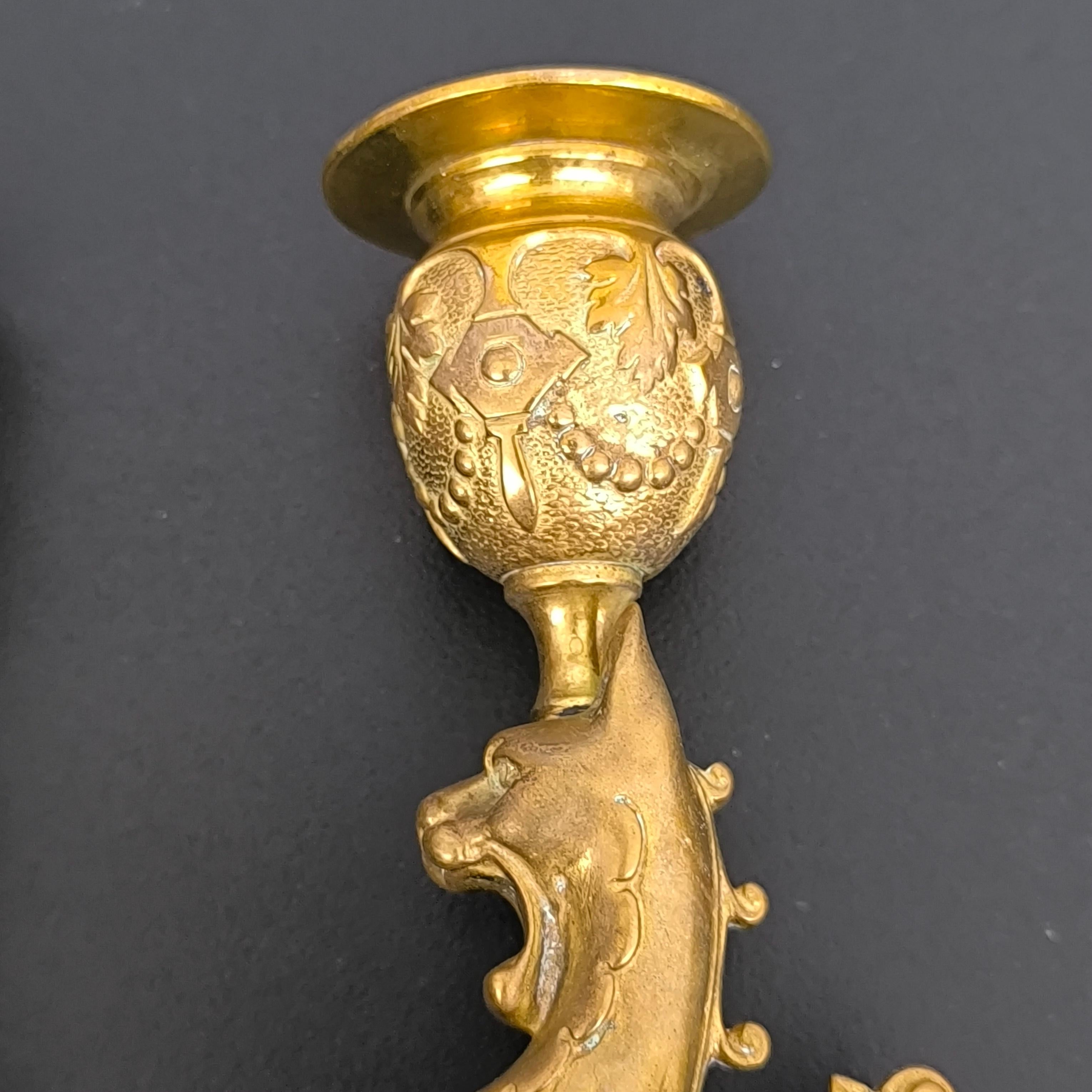 20ième siècle Paire de bougeoirs griffon en bronze doré de style gothique en vente
