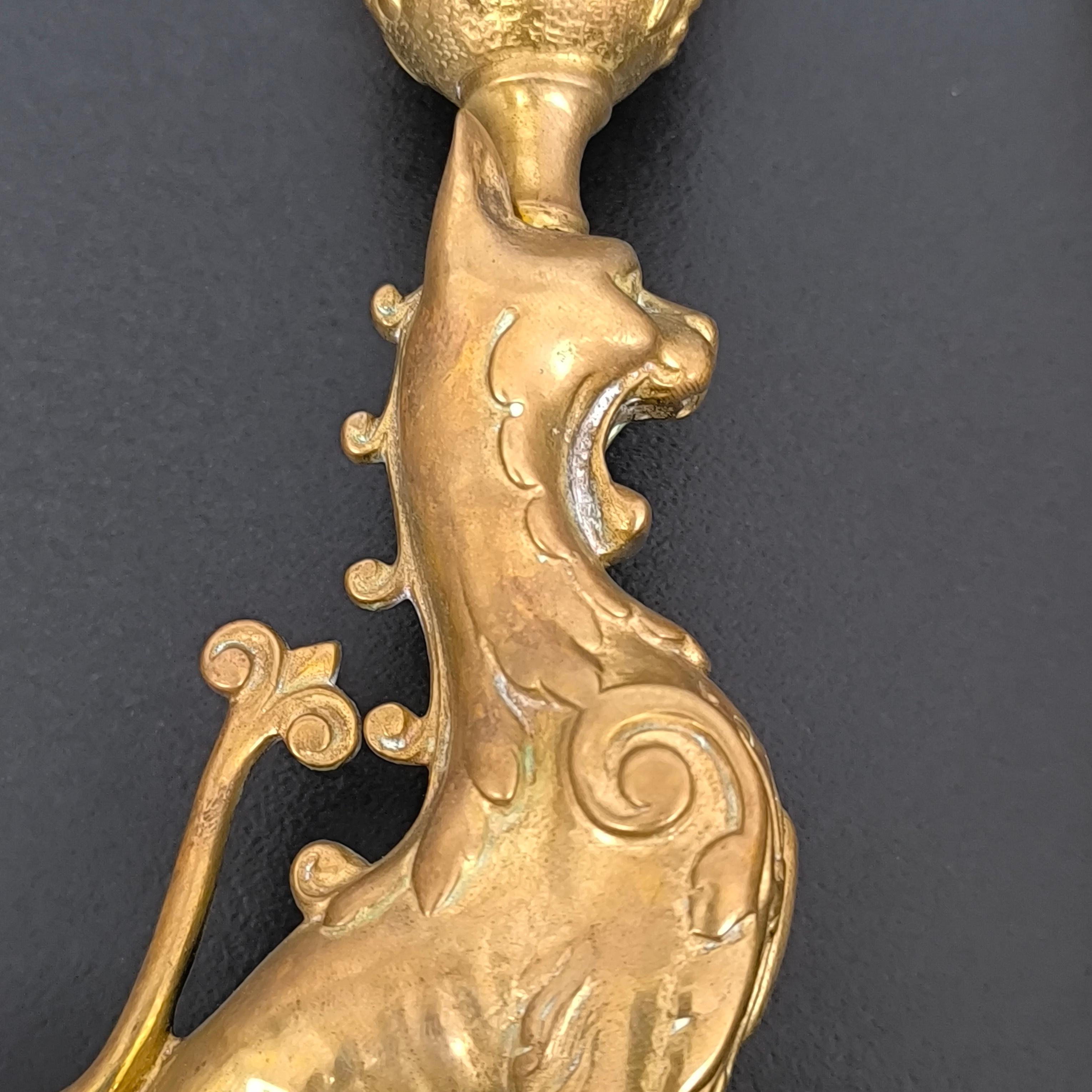 Bronze Paire de bougeoirs griffon en bronze doré de style gothique en vente