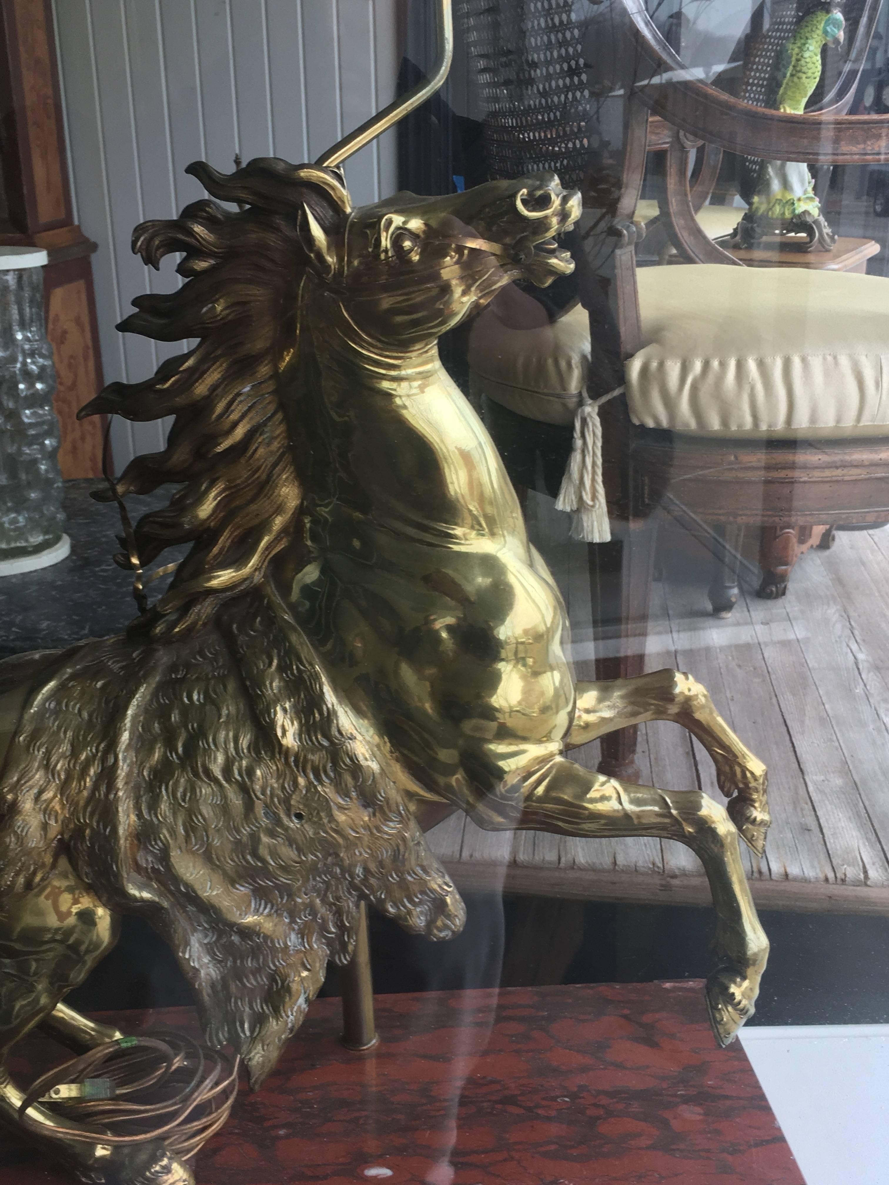Paire de chevaux en bronze doré montés en lampes Excellent état - En vente à Buchanan, MI