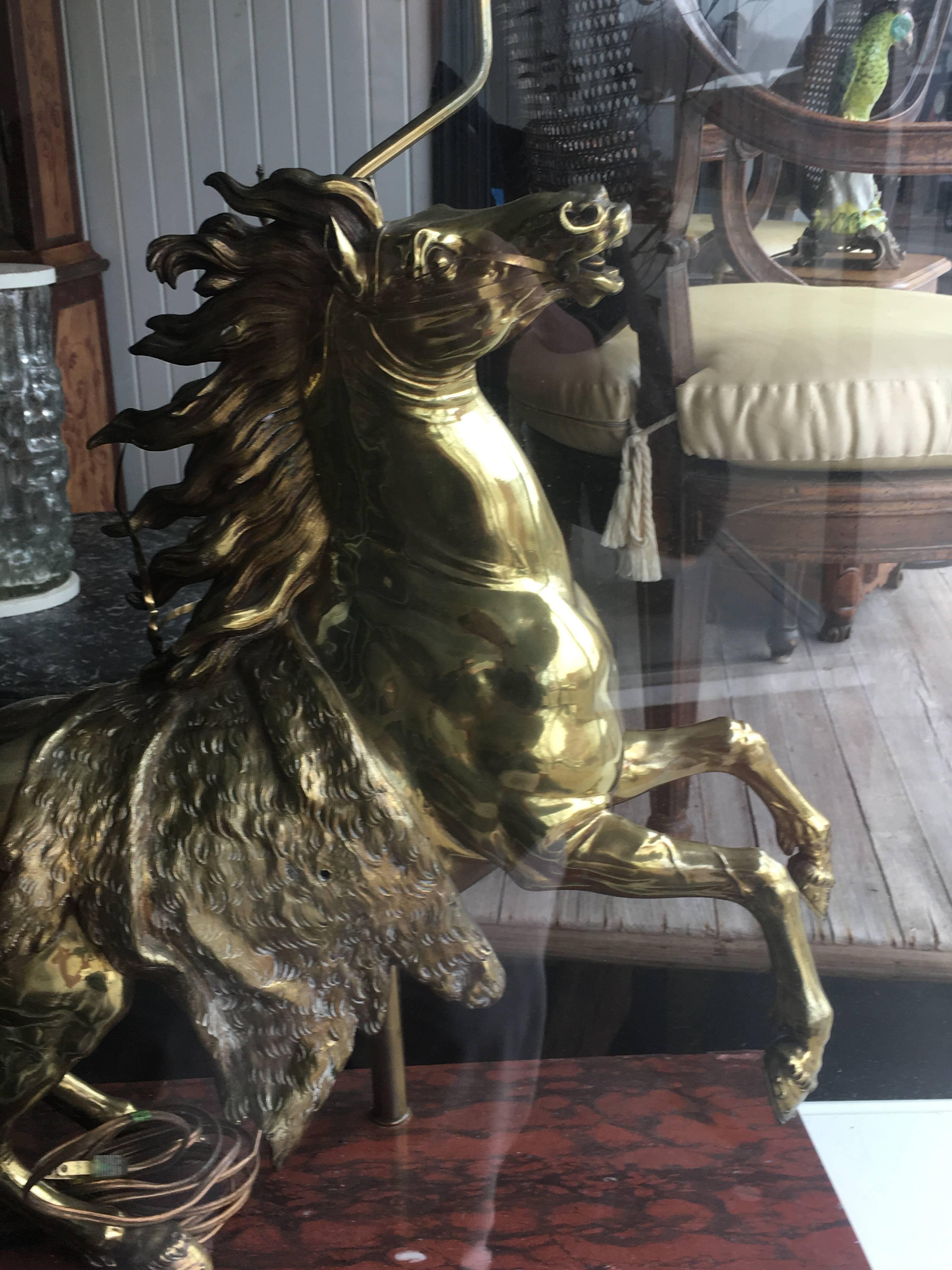 20ième siècle Paire de chevaux en bronze doré montés en lampes en vente