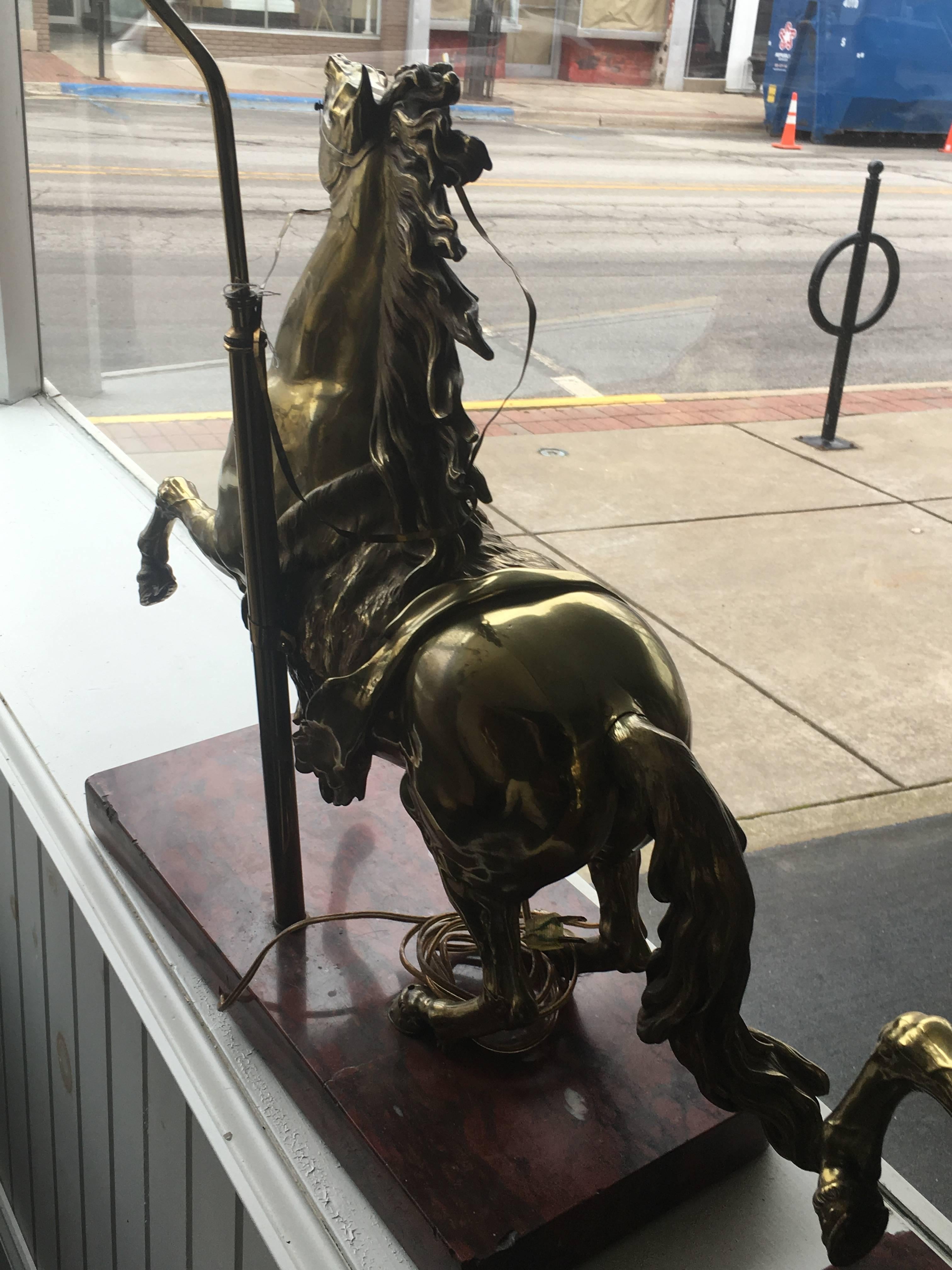 Bronze Paire de chevaux en bronze doré montés en lampes en vente