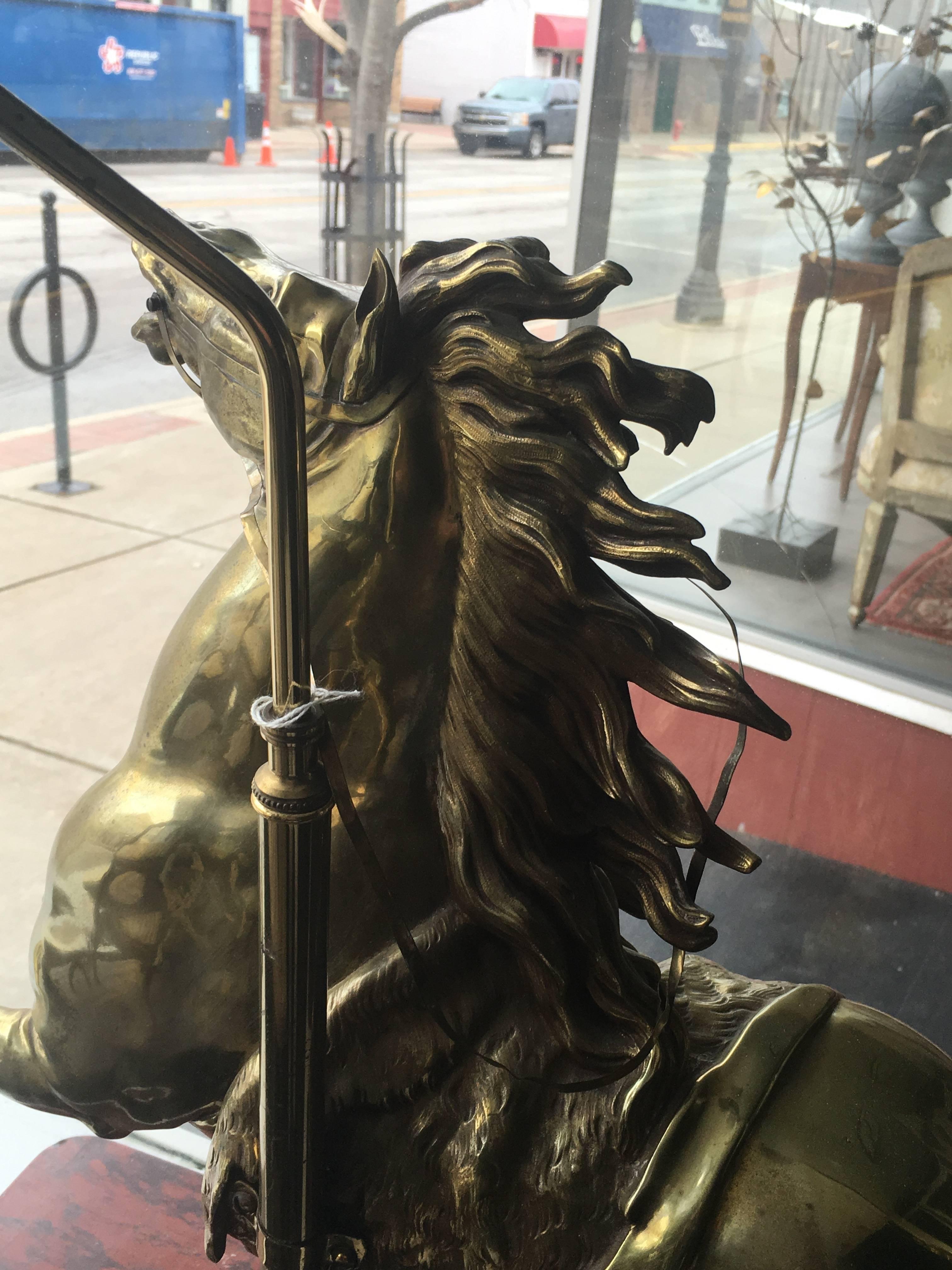 Paire de chevaux en bronze doré montés en lampes en vente 1