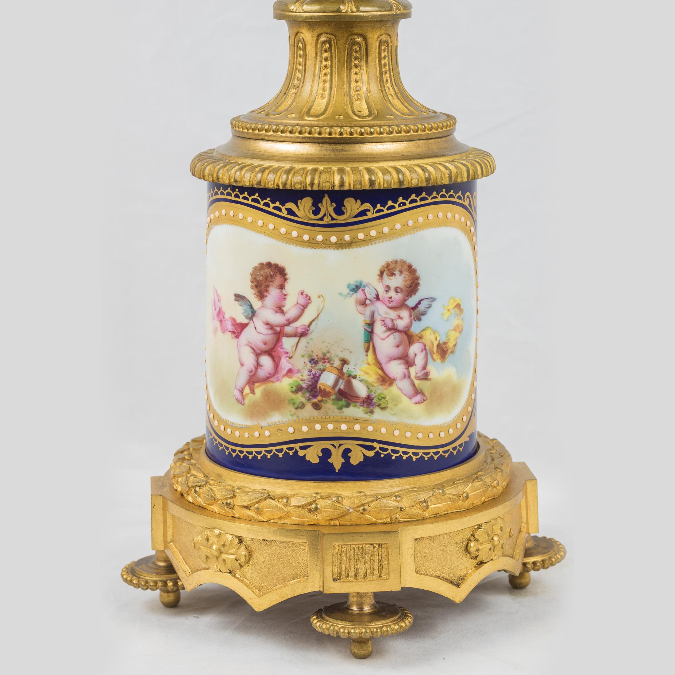 Paar vergoldete, juwelenbesetzte Sèvres-Porzellan-Kandelaber (19. Jahrhundert) im Angebot