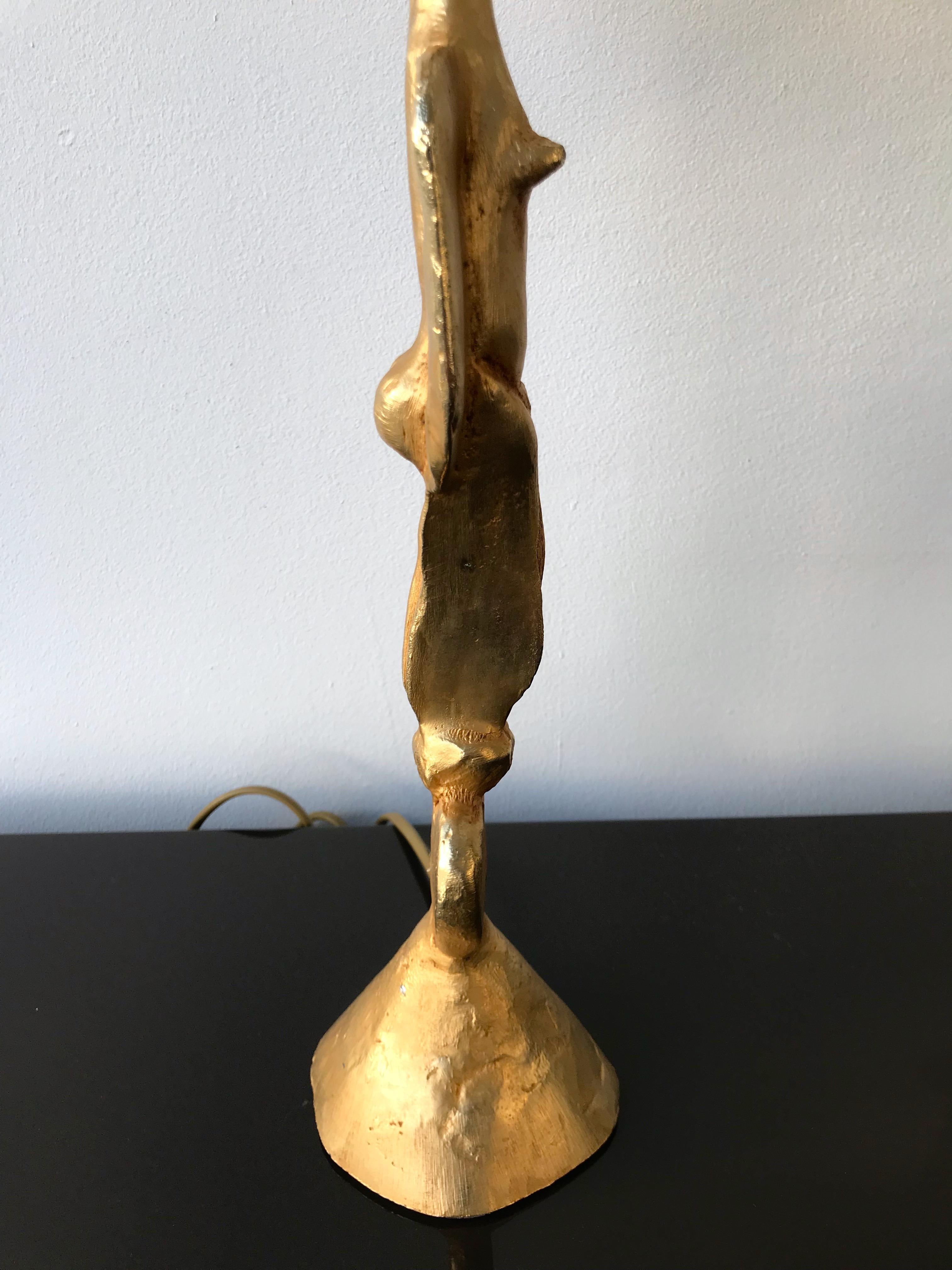 Rare et plus grand modèle de lampes de table ou de chevet par l'artiste Pierre Casenove pour la fonderie Fondica à Gisors France. Métal en bronze doré. Modèle rare à la déesse et à l'oiseau. Plus de production aujourd'hui. Hauteur du sommet de la