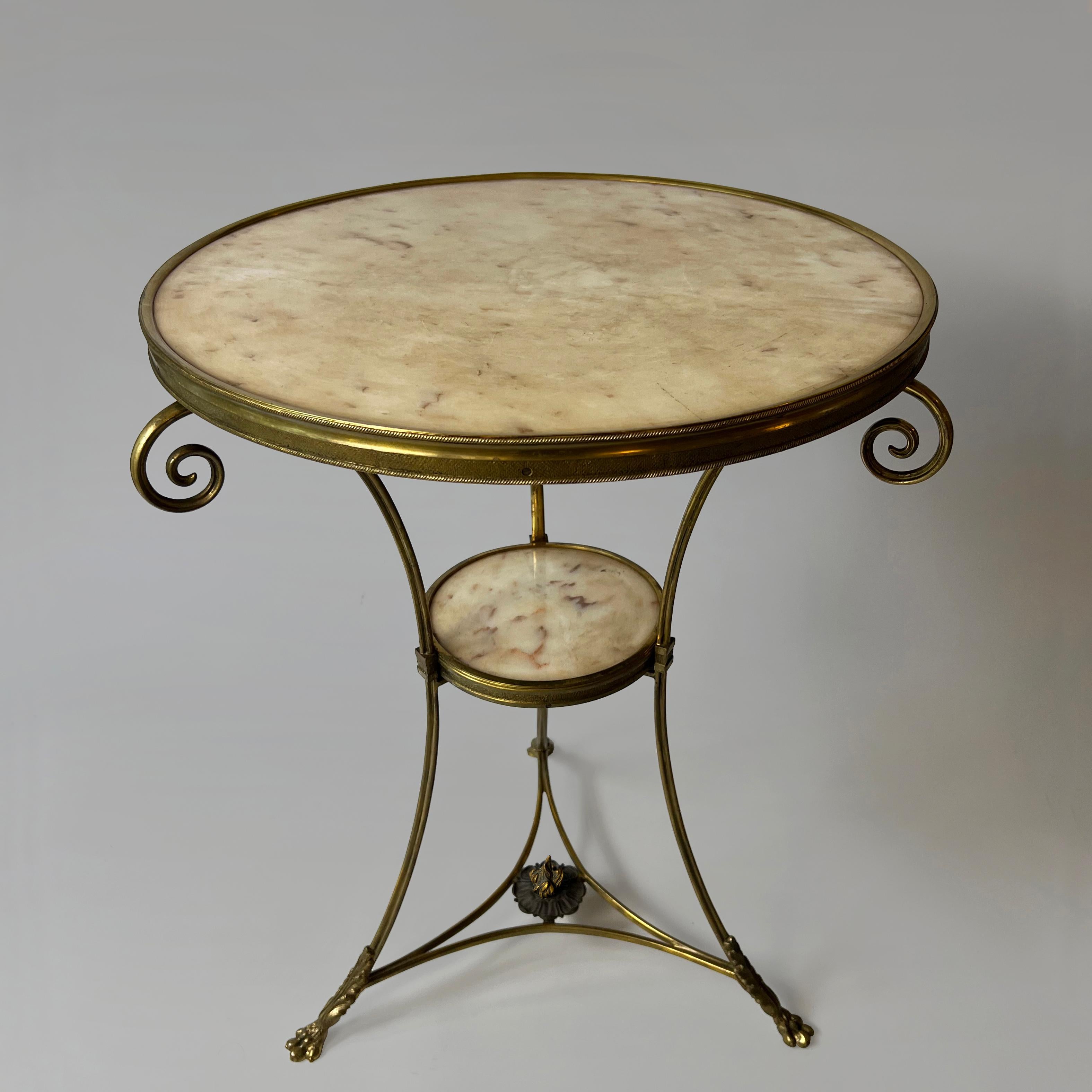 Una coppia molto elegante di gueridons francesi della fine del XIX secolo in stile Luigi XVI in bronzo dorato e ottone laccato.  Ognuno di essi ha una parte superiore circolare in alabastro e una parte inferiore conforme. Le barelle sono centrate da