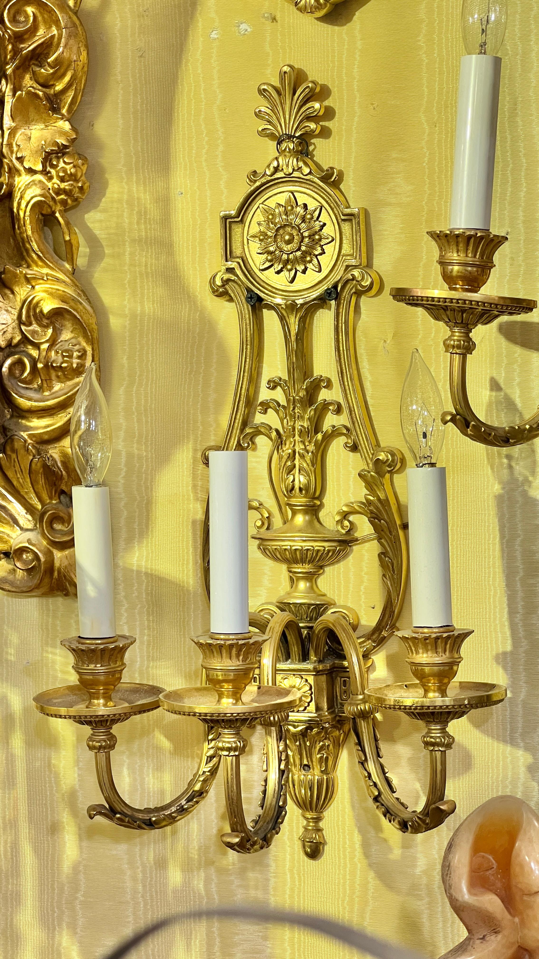 Français Paire d'appliques à 3 lumières de style Louis XVI français du 19ème siècle / Lights en vente