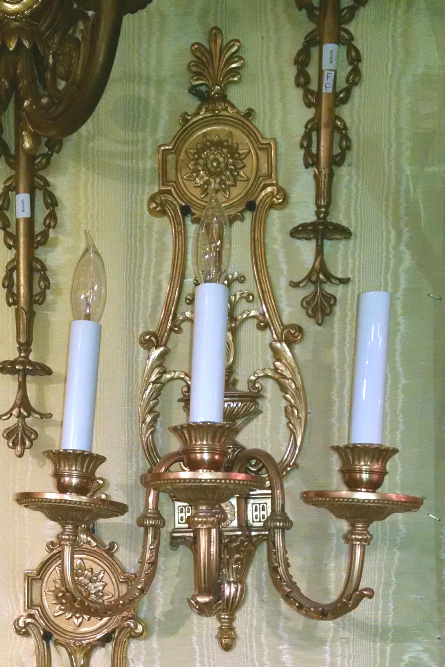 Dreiarmige Wandleuchten aus vergoldeter Bronze im Louis-XVI.-Stil, Paar im Angebot 3