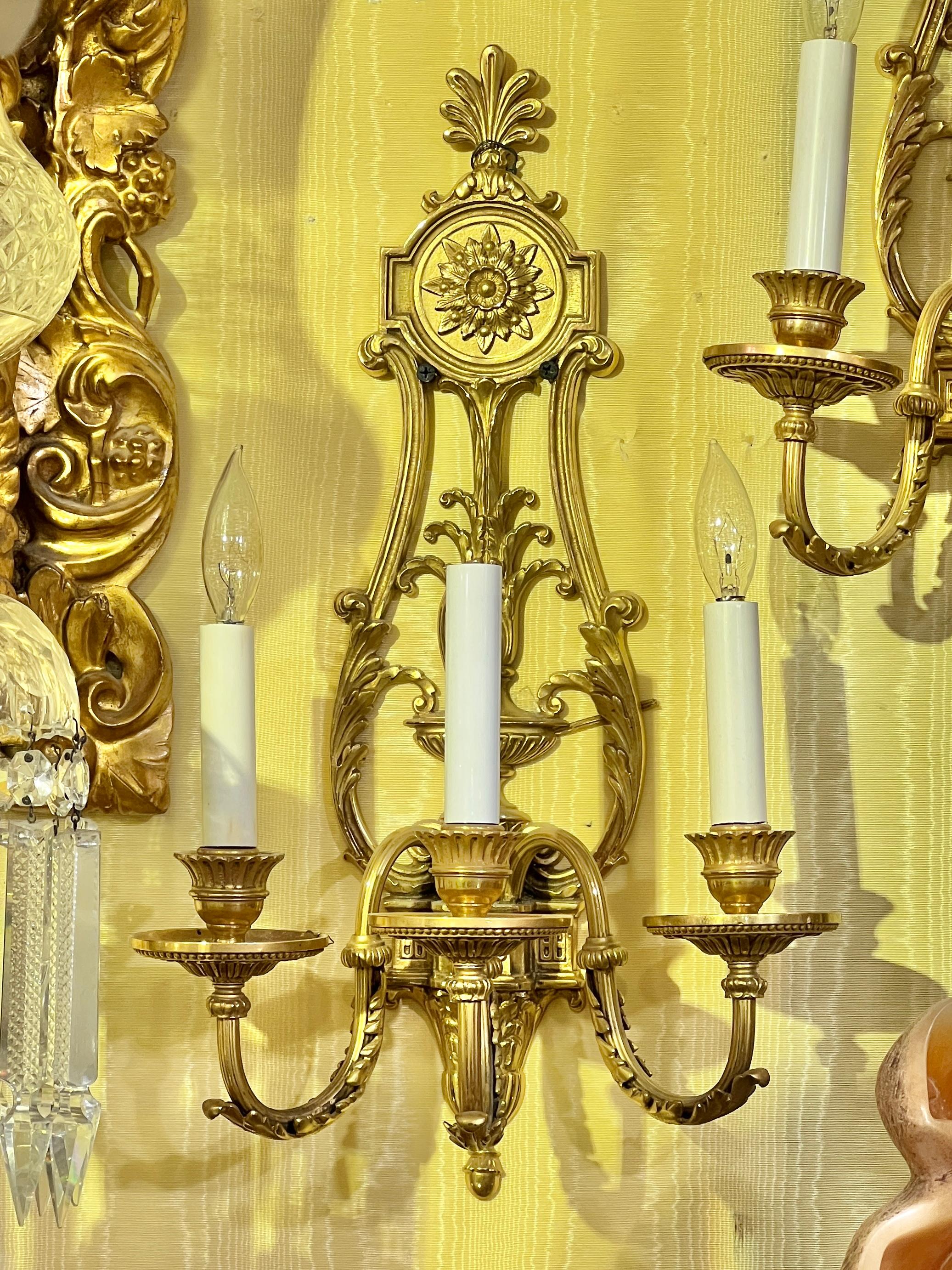Paire d'appliques à 3 lumières de style Louis XVI français du 19ème siècle / Lights Bon état - En vente à New York, NY