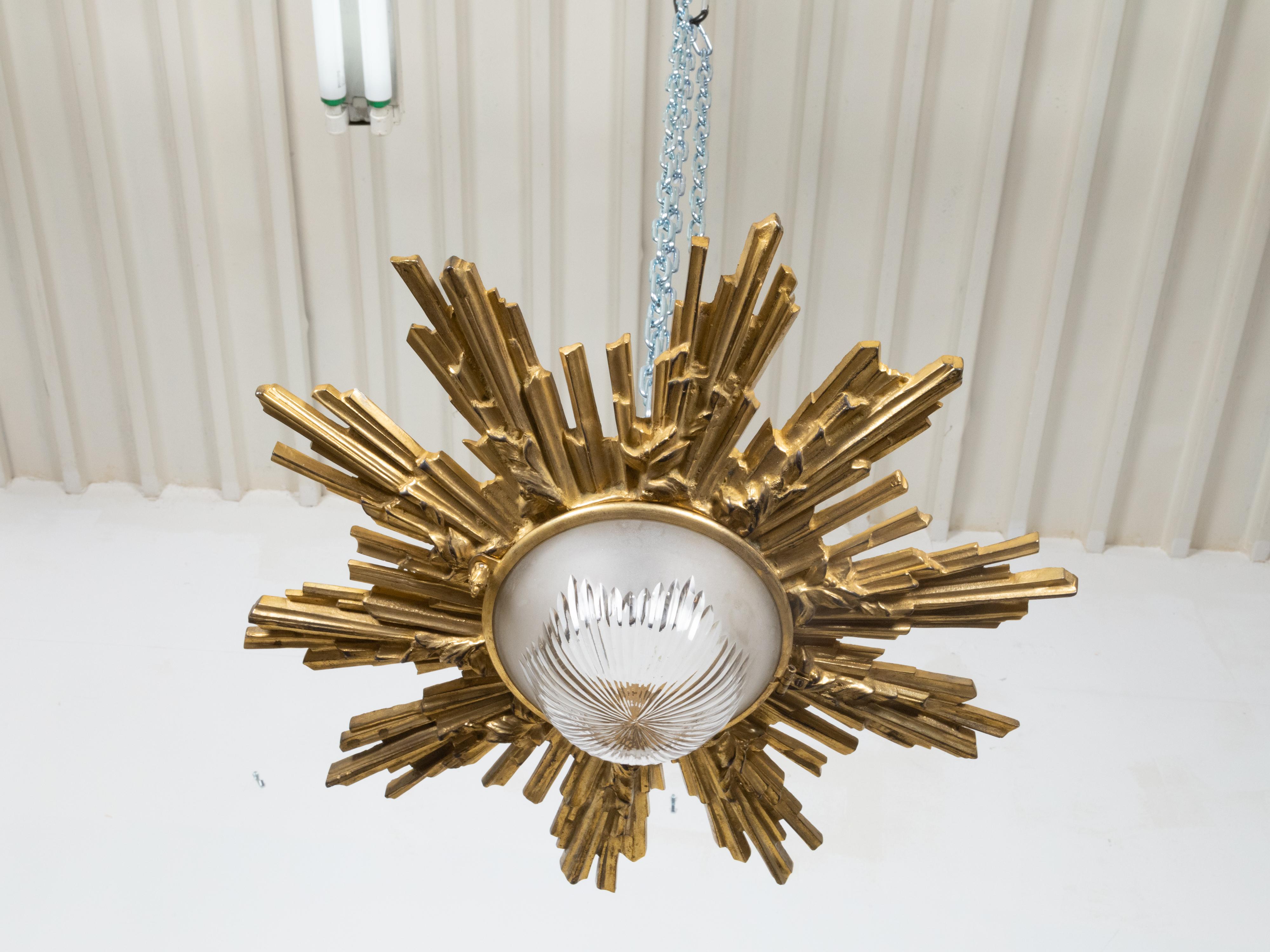Paire de Luminaires Sunburst en Bronze Doré du Milieu du Siècle avec Verre Dépoli en vente 3