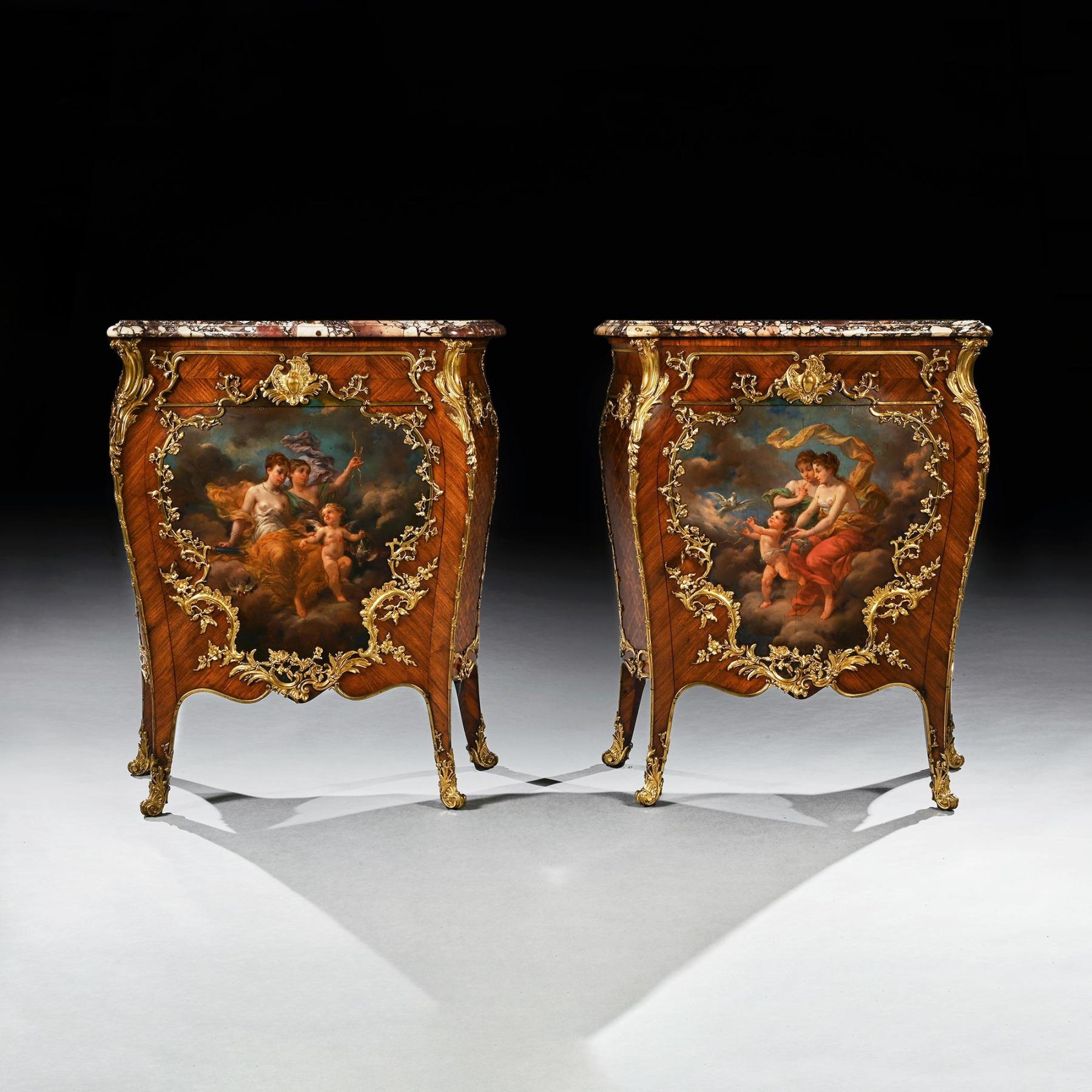 Splendida coppia di commodes in bronzo dorato con piano in marmo kingwood e pannelli dipinti in Vernis Martin, fine del XIX secolo.



Provenienza... Cambridge, Esq.



Parigi, circa 1880



Questa bella coppia di hauteur d'appuis, o armadietti a