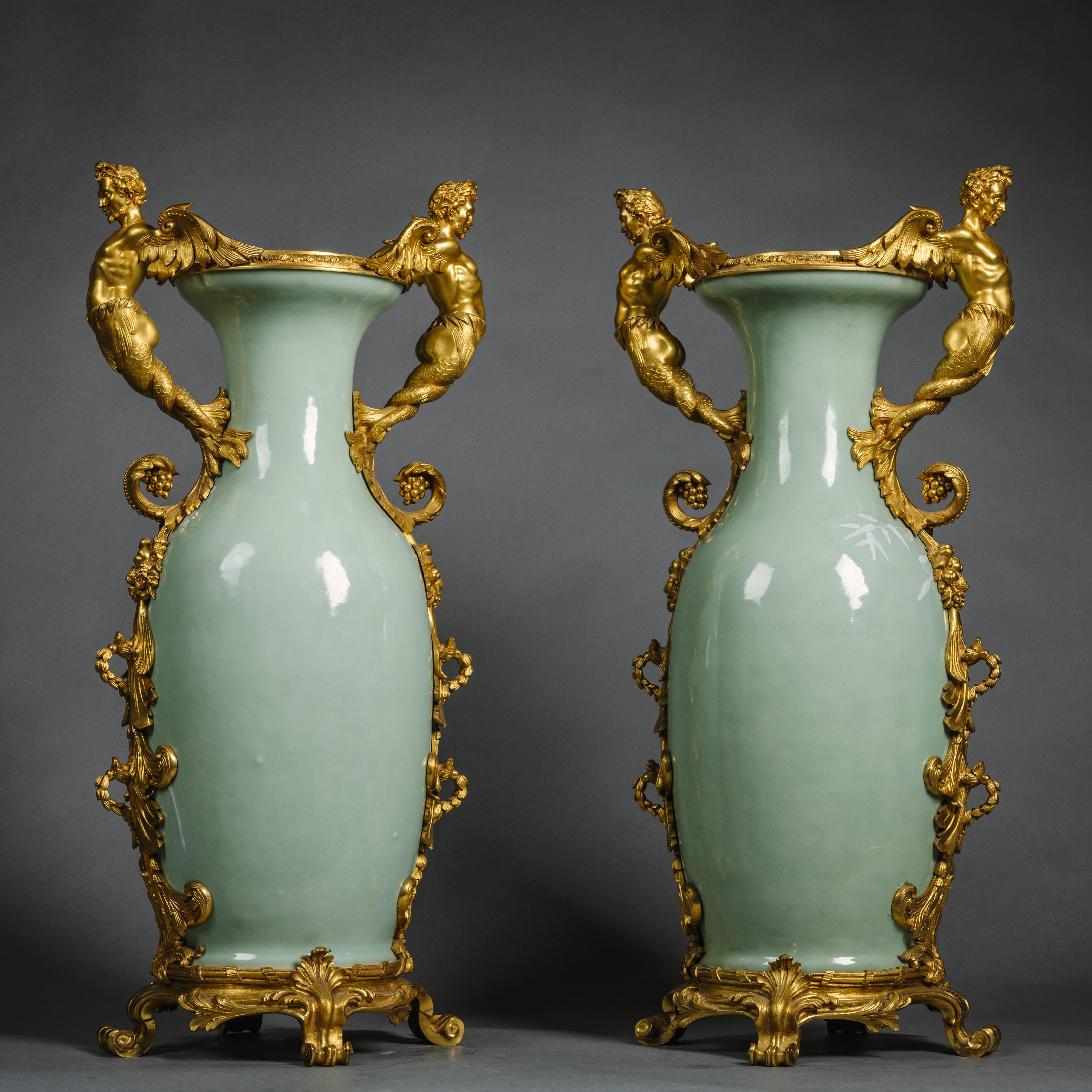 Paar chinesische Celadon-Porzellanvasen mit vergoldeter Bronzefassung (Louis XVI.) im Angebot